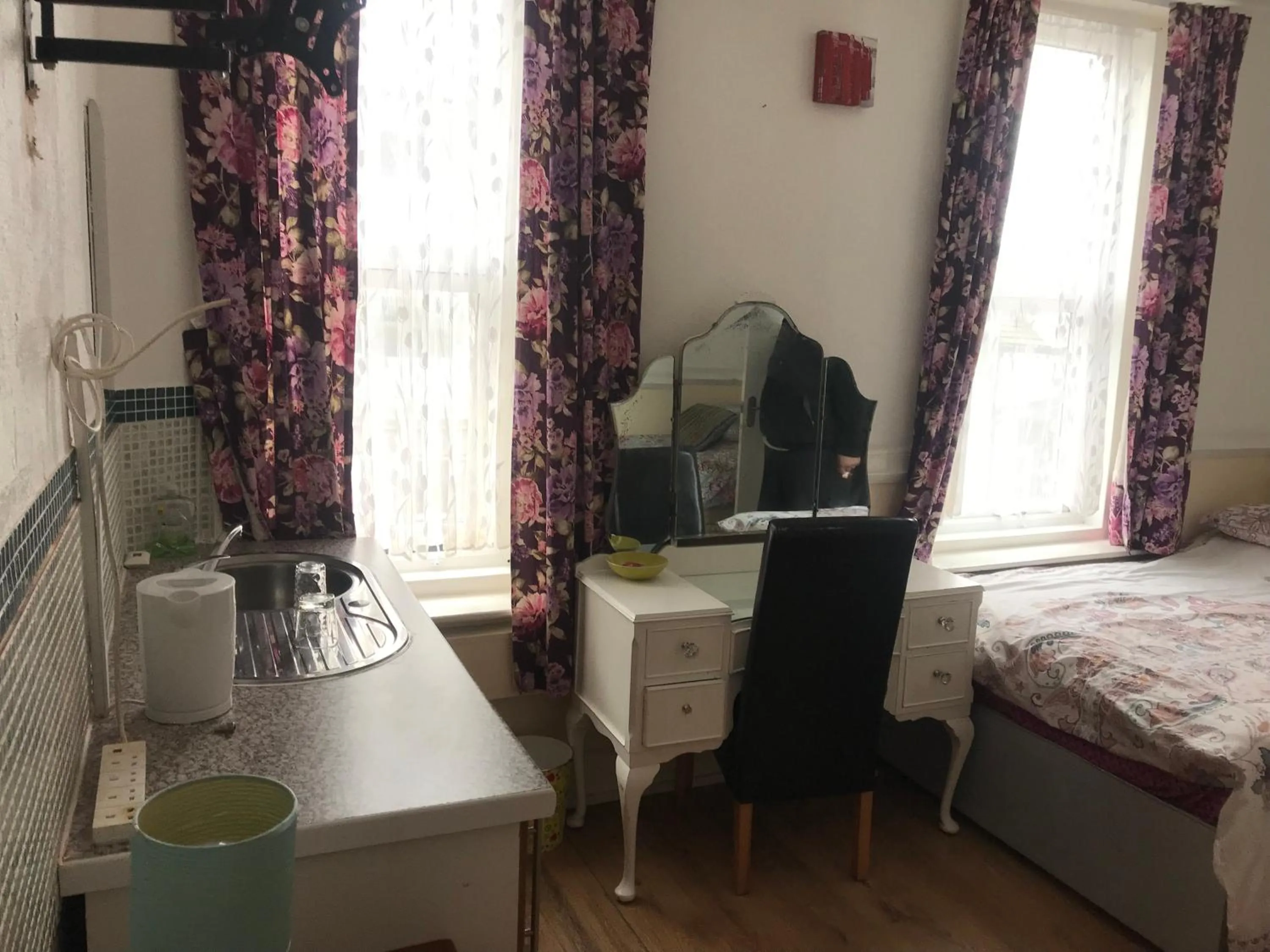 Kitchen or kitchenette, Bed in Mellory hotel