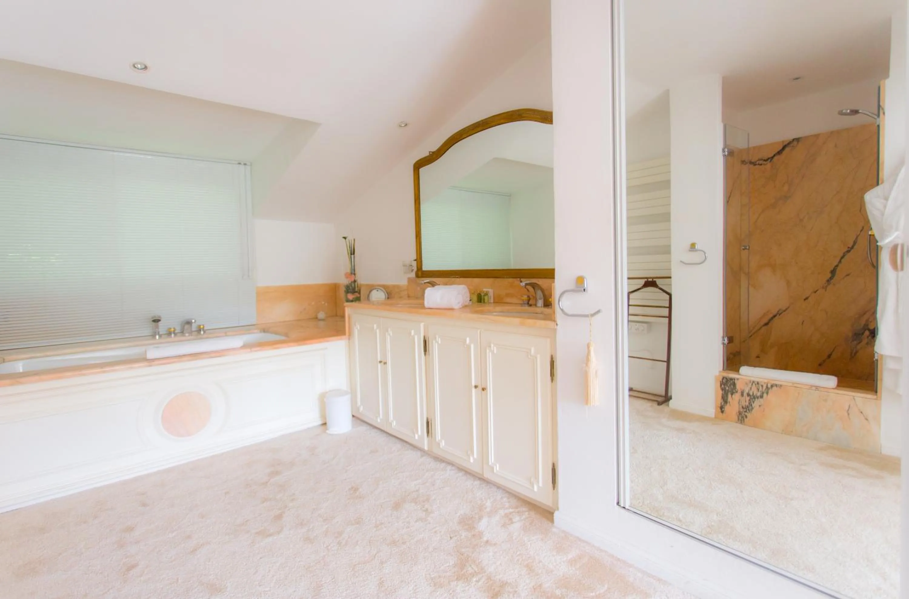 Bathroom in Hotel Le Verger Maelvi