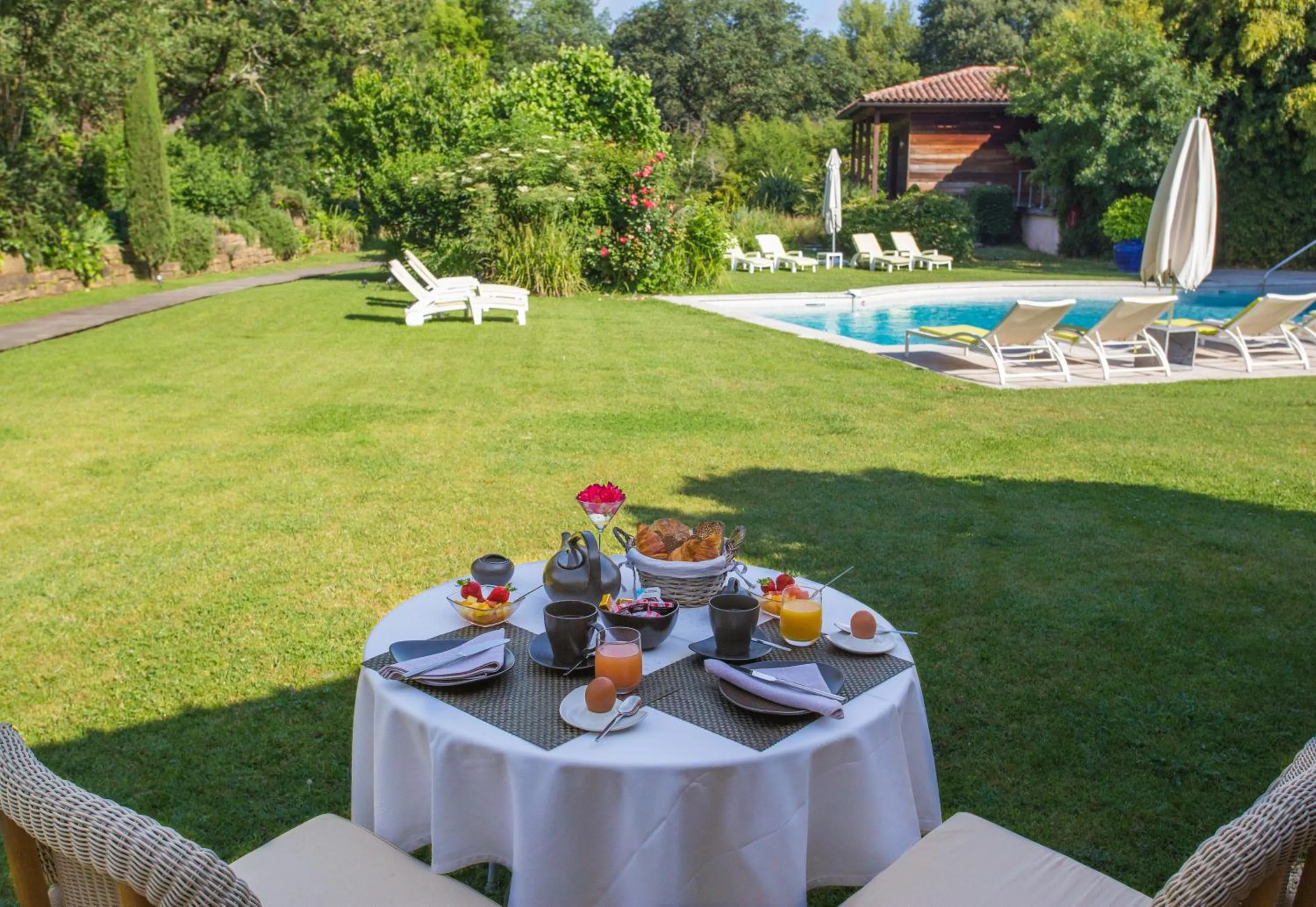 Patio in Hotel Le Verger Maelvi
