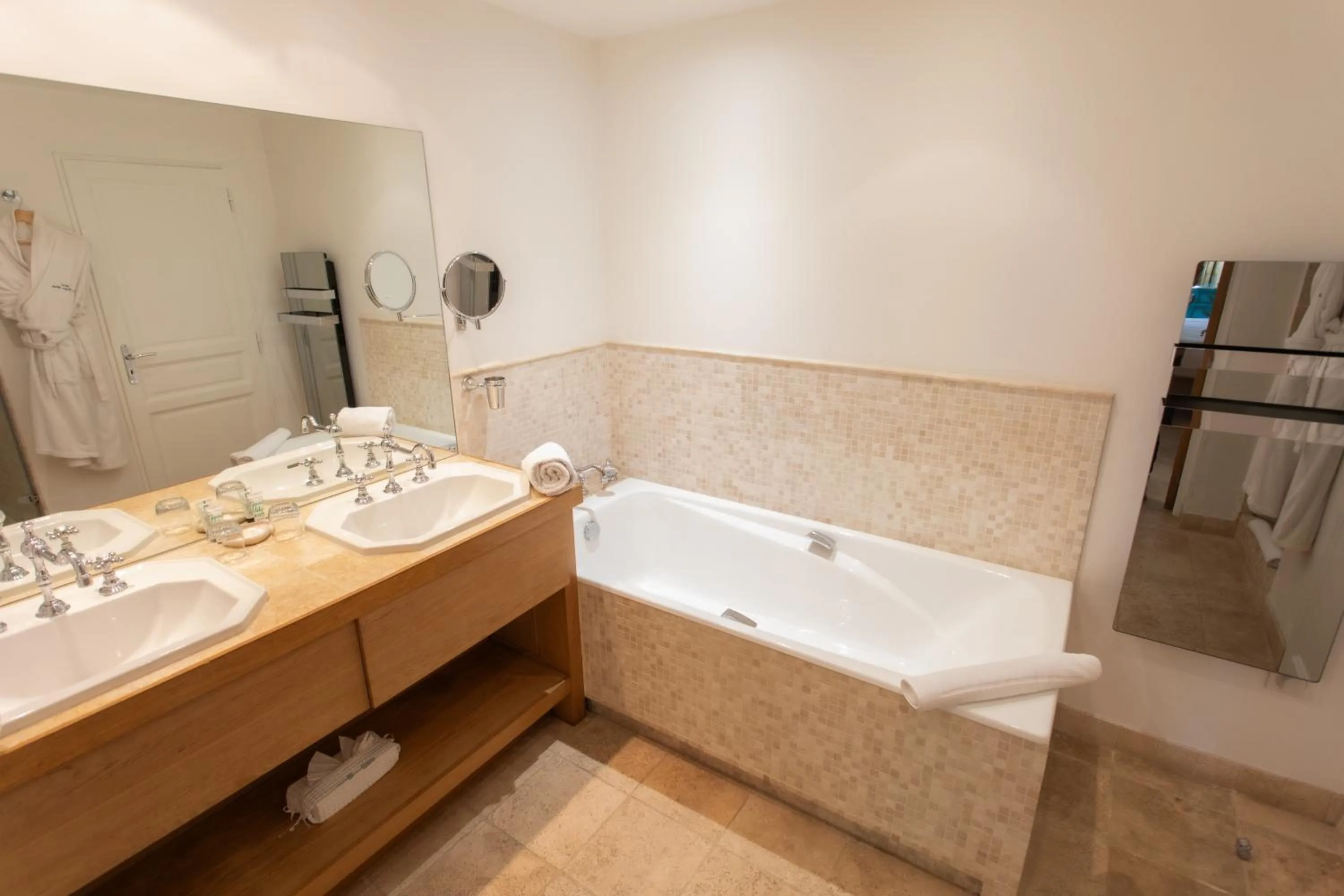 Bedroom in Hotel Le Verger Maelvi