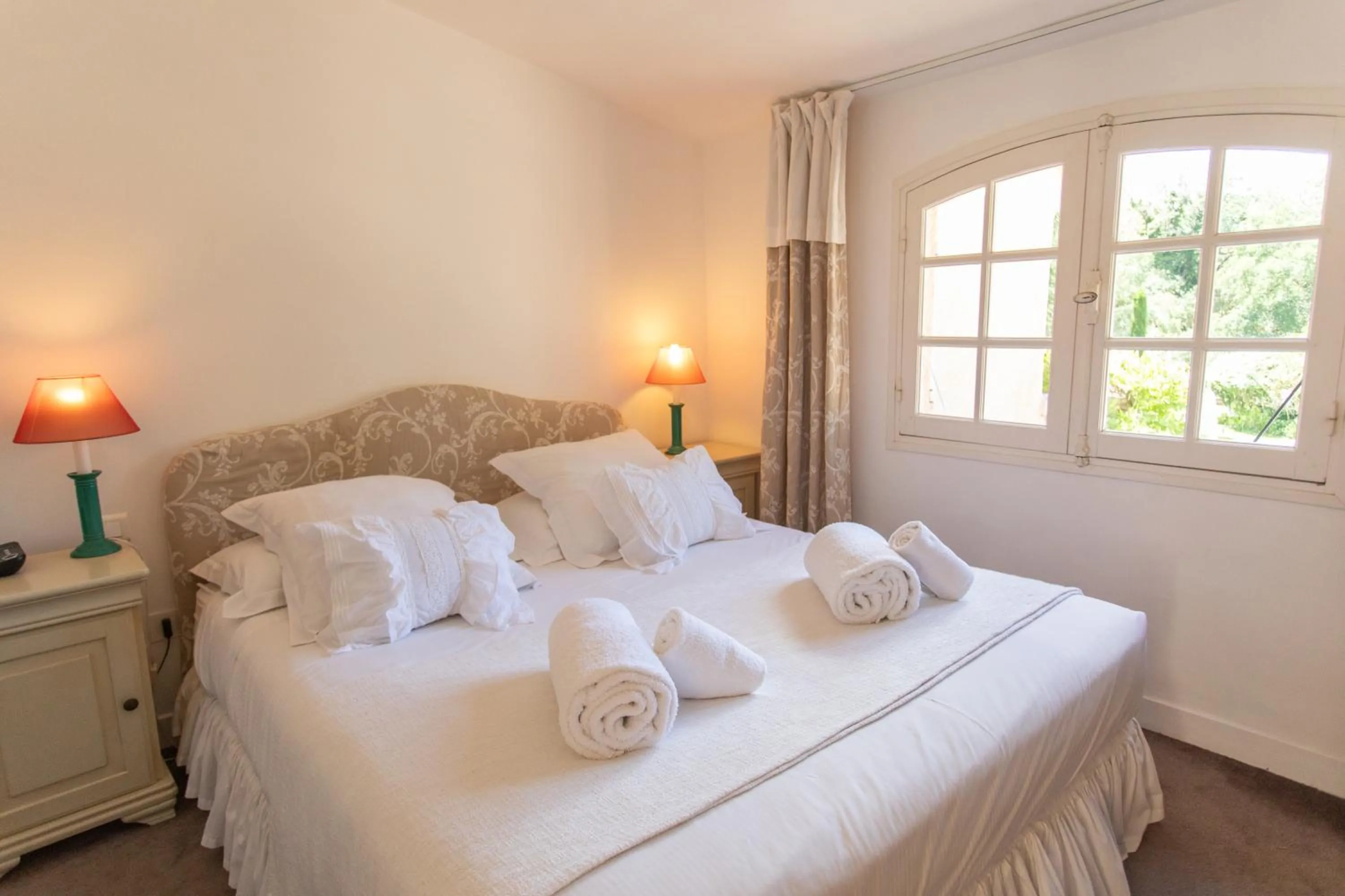 Bedroom, Bed in Hotel Le Verger Maelvi