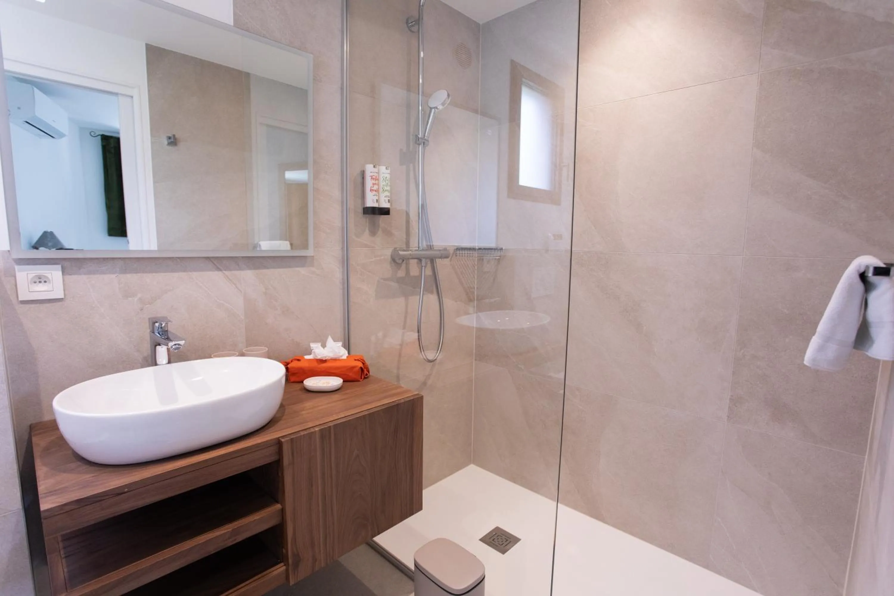 Shower in Hotel Le Verger Maelvi