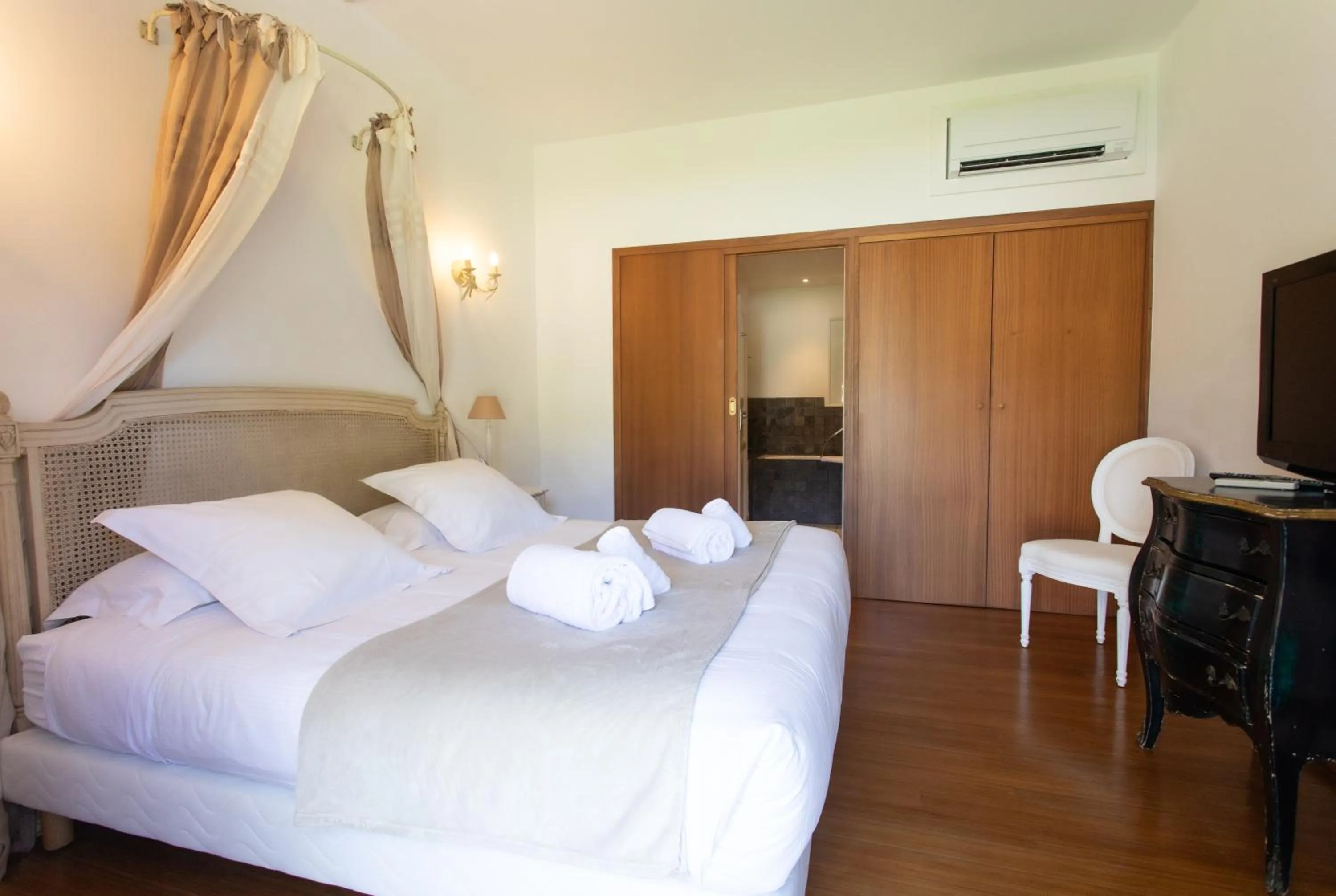 Bed in Hotel Le Verger Maelvi