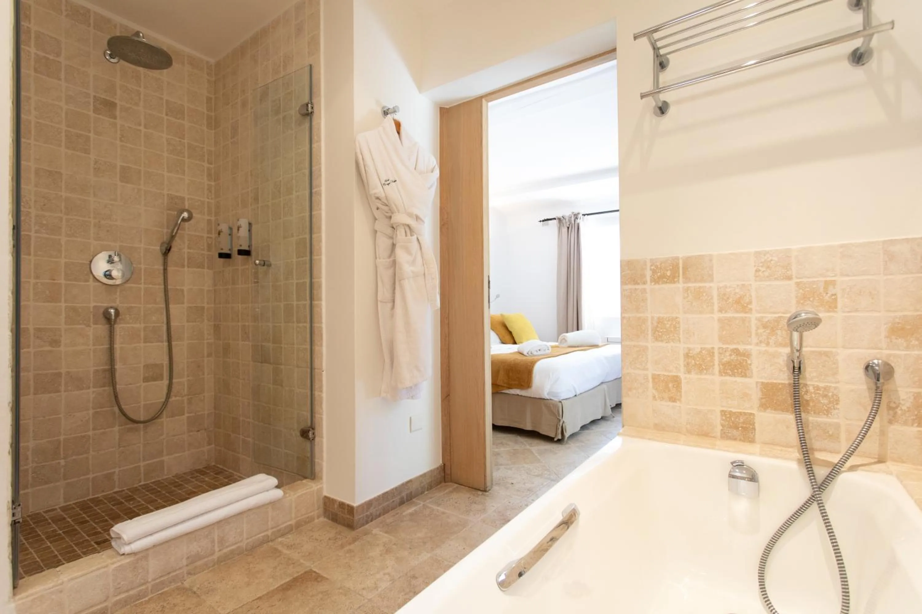 Shower, Bed in Hotel Le Verger Maelvi