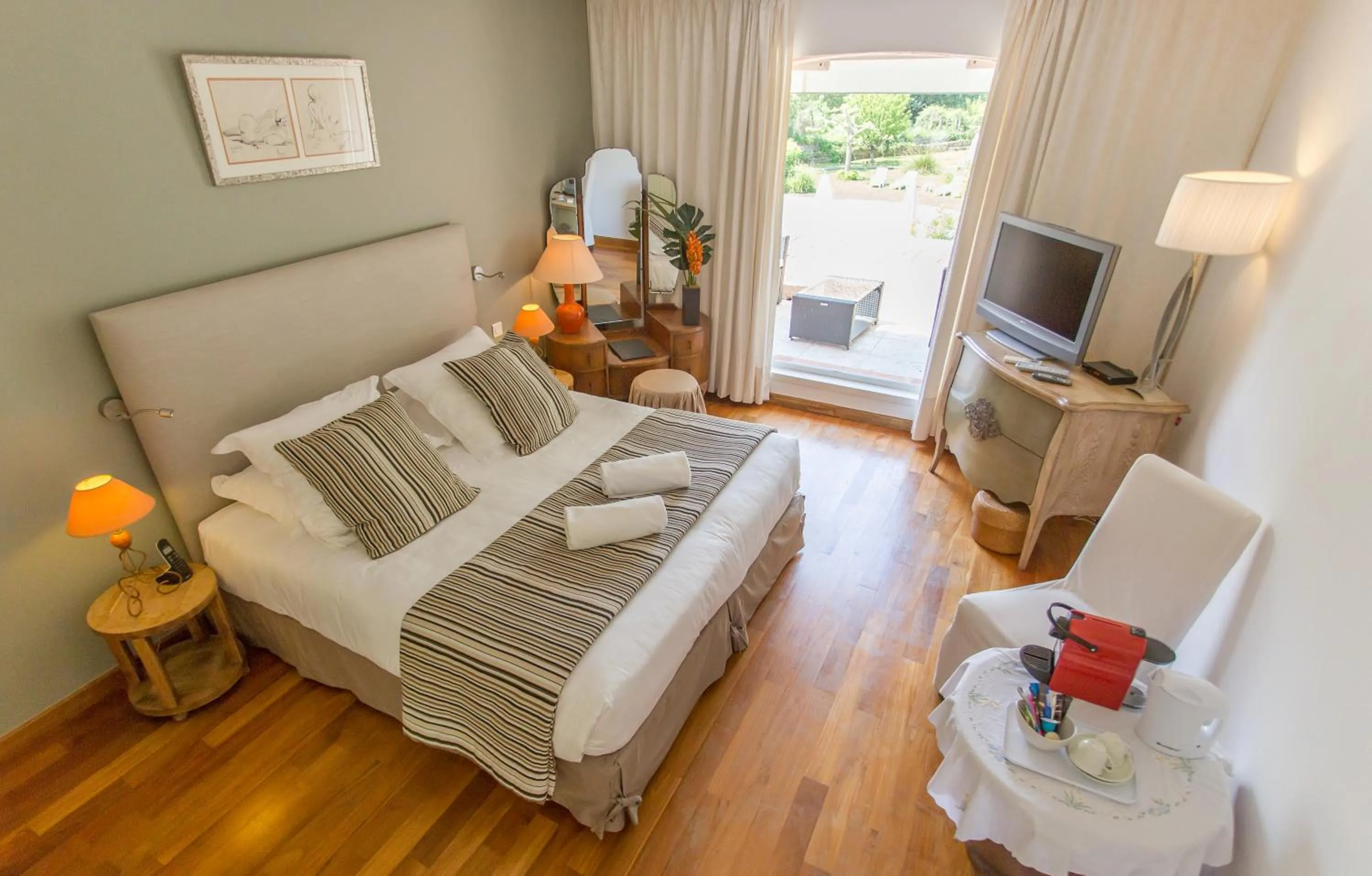 Photo of the whole room, Bed in Hotel Le Verger Maelvi