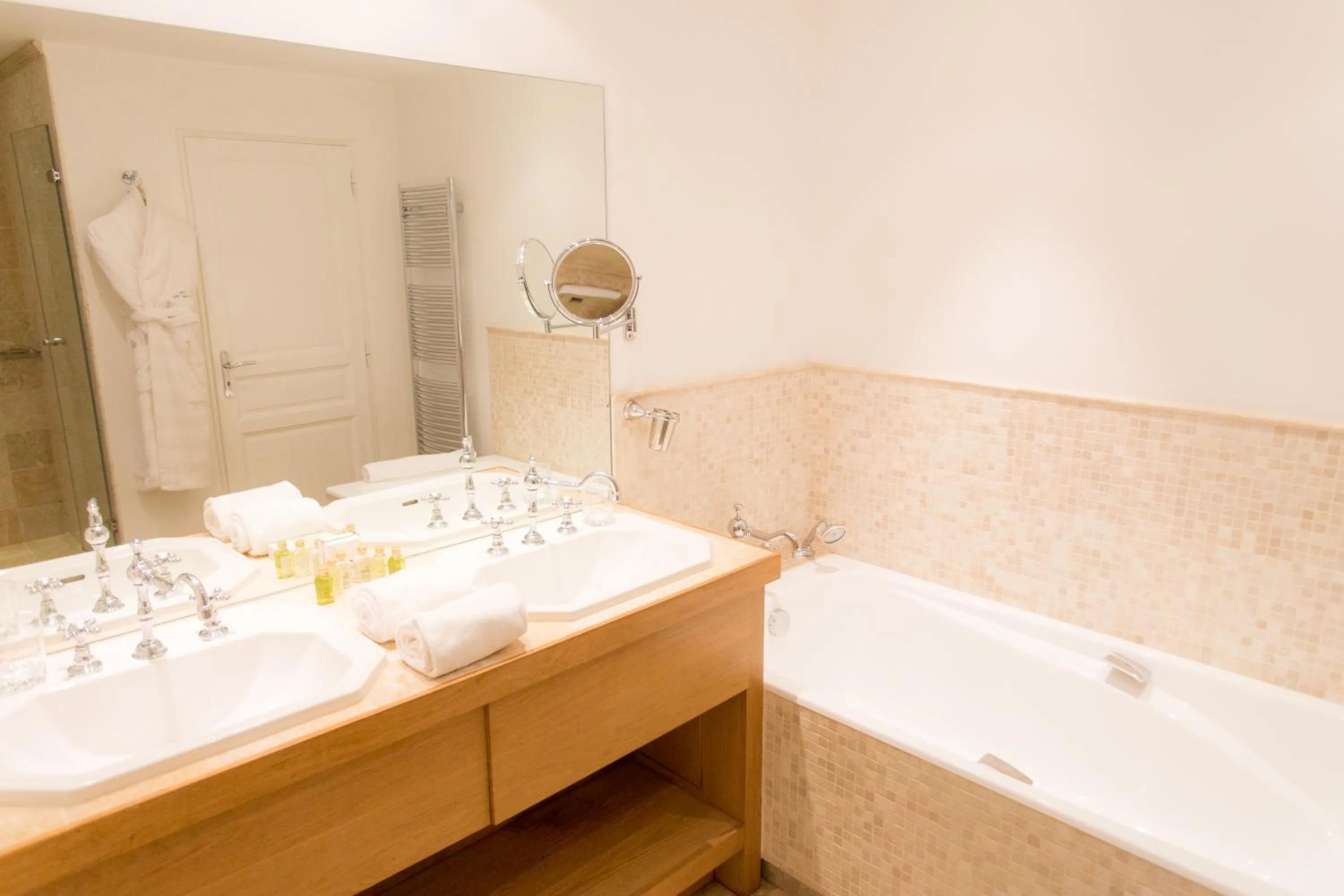 Bathroom in Hotel Le Verger Maelvi