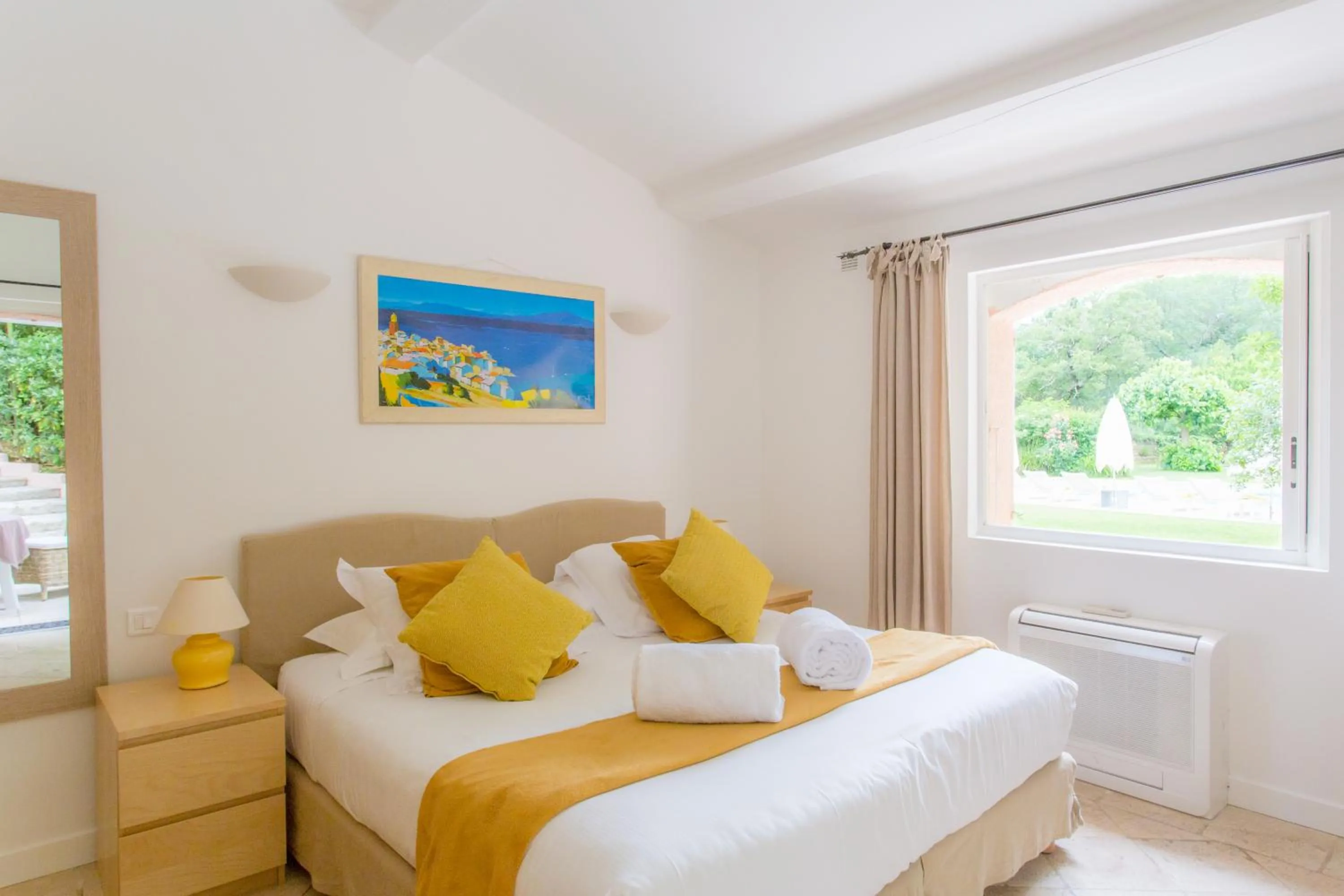 Bed in Hotel Le Verger Maelvi