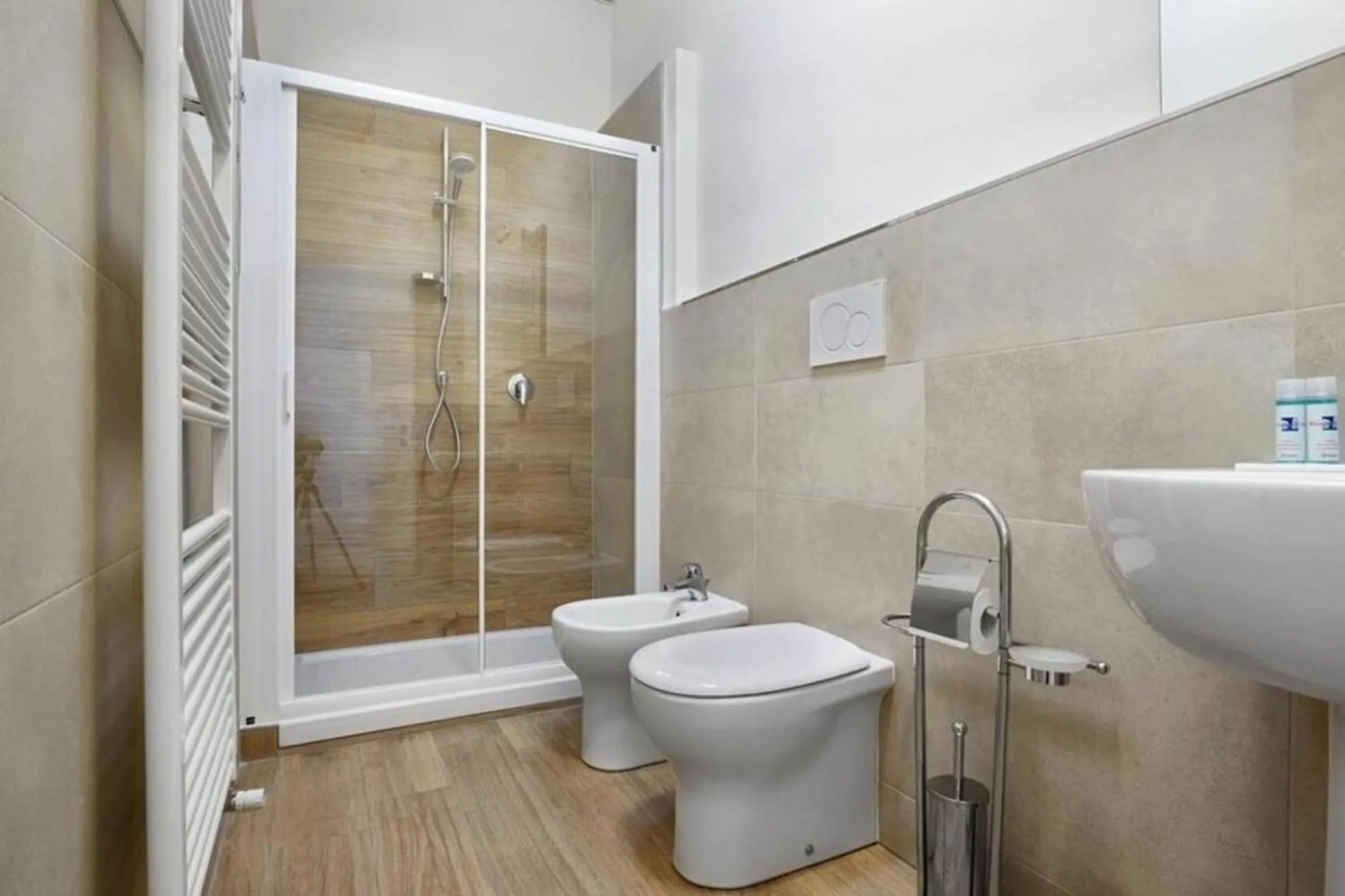 Bathroom in Giulia e Valentina by Halldis