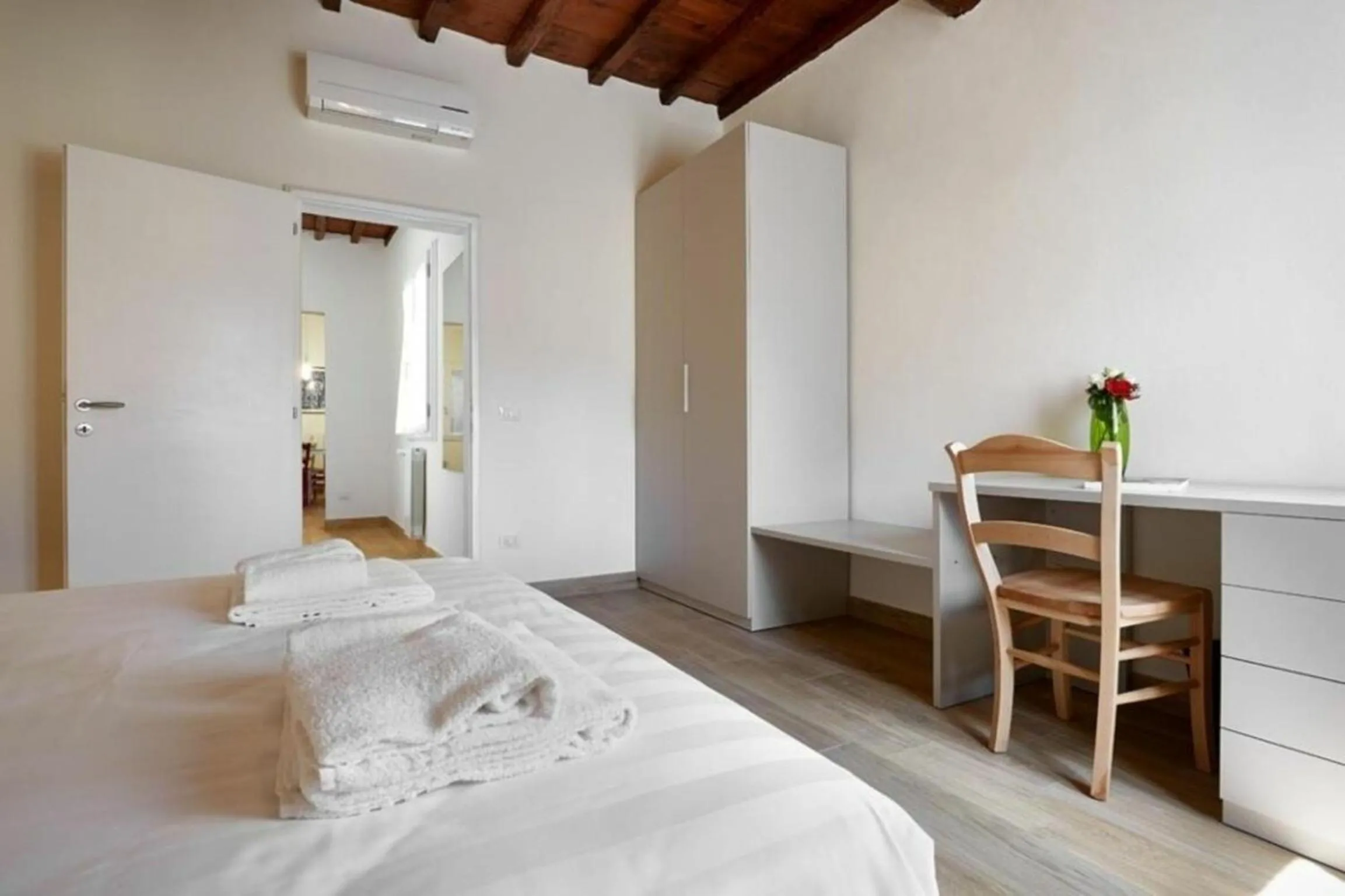 Bedroom, Bed in Giulia e Valentina by Halldis