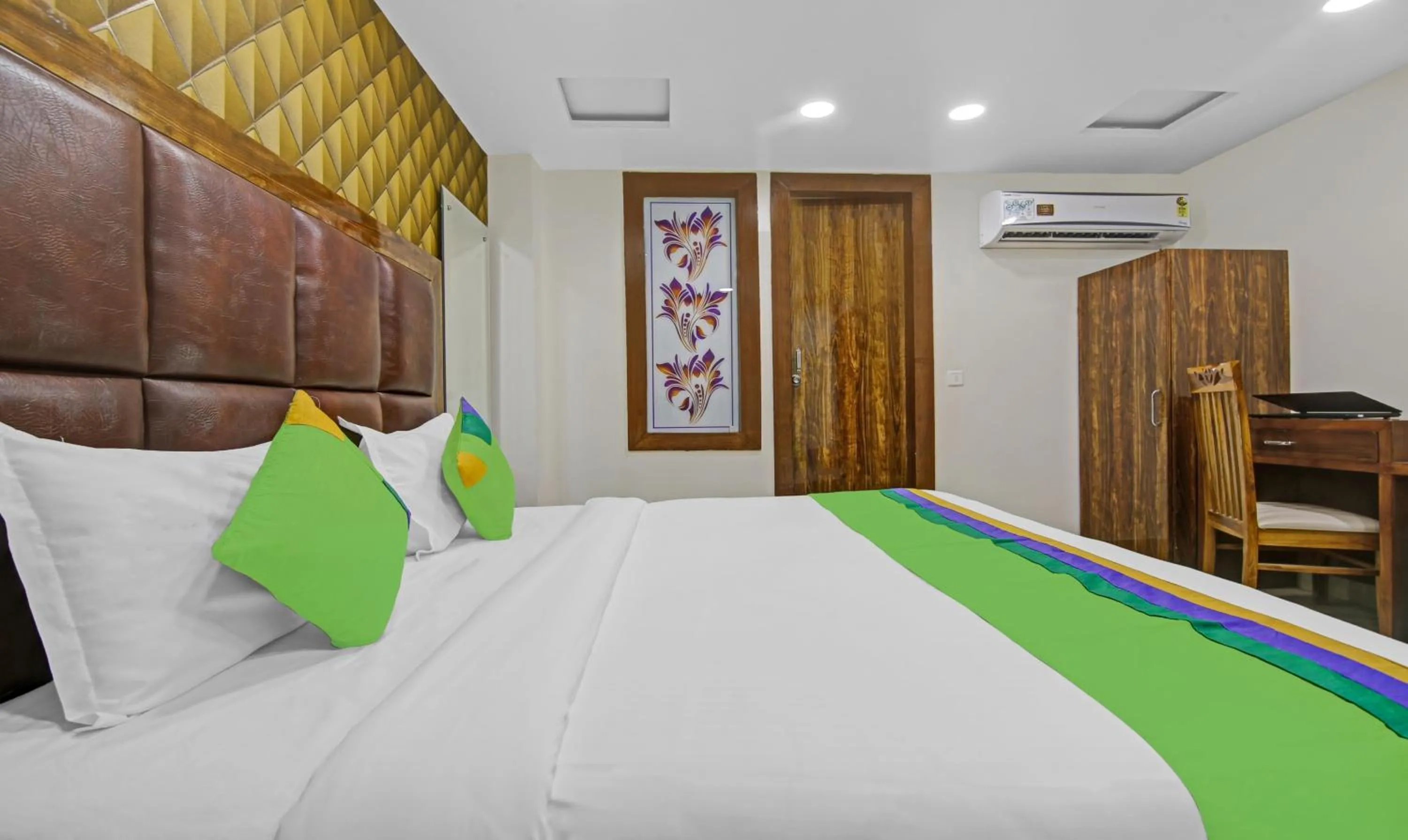 Bed in Treebo Mona Grand