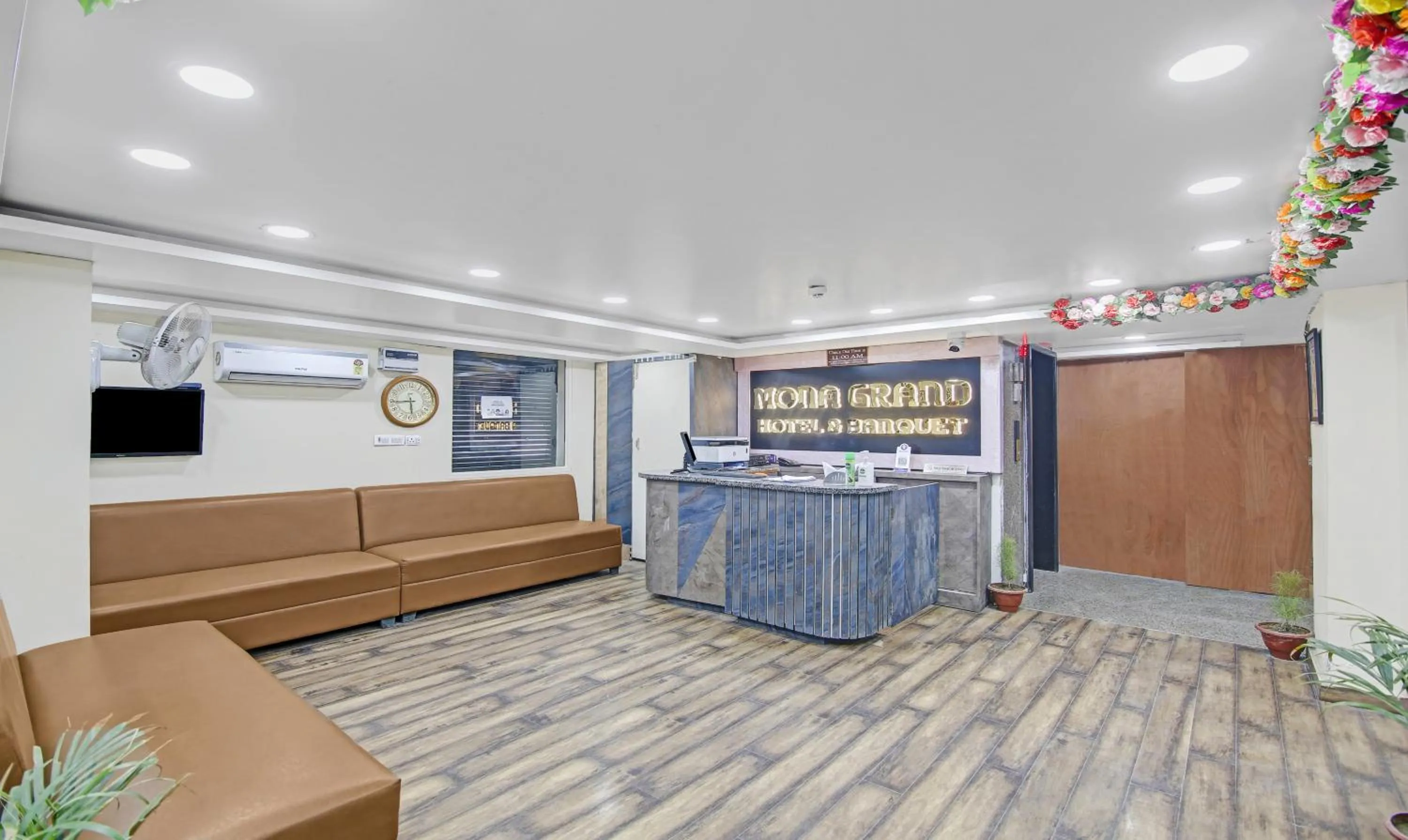 Lobby or reception in Treebo Mona Grand