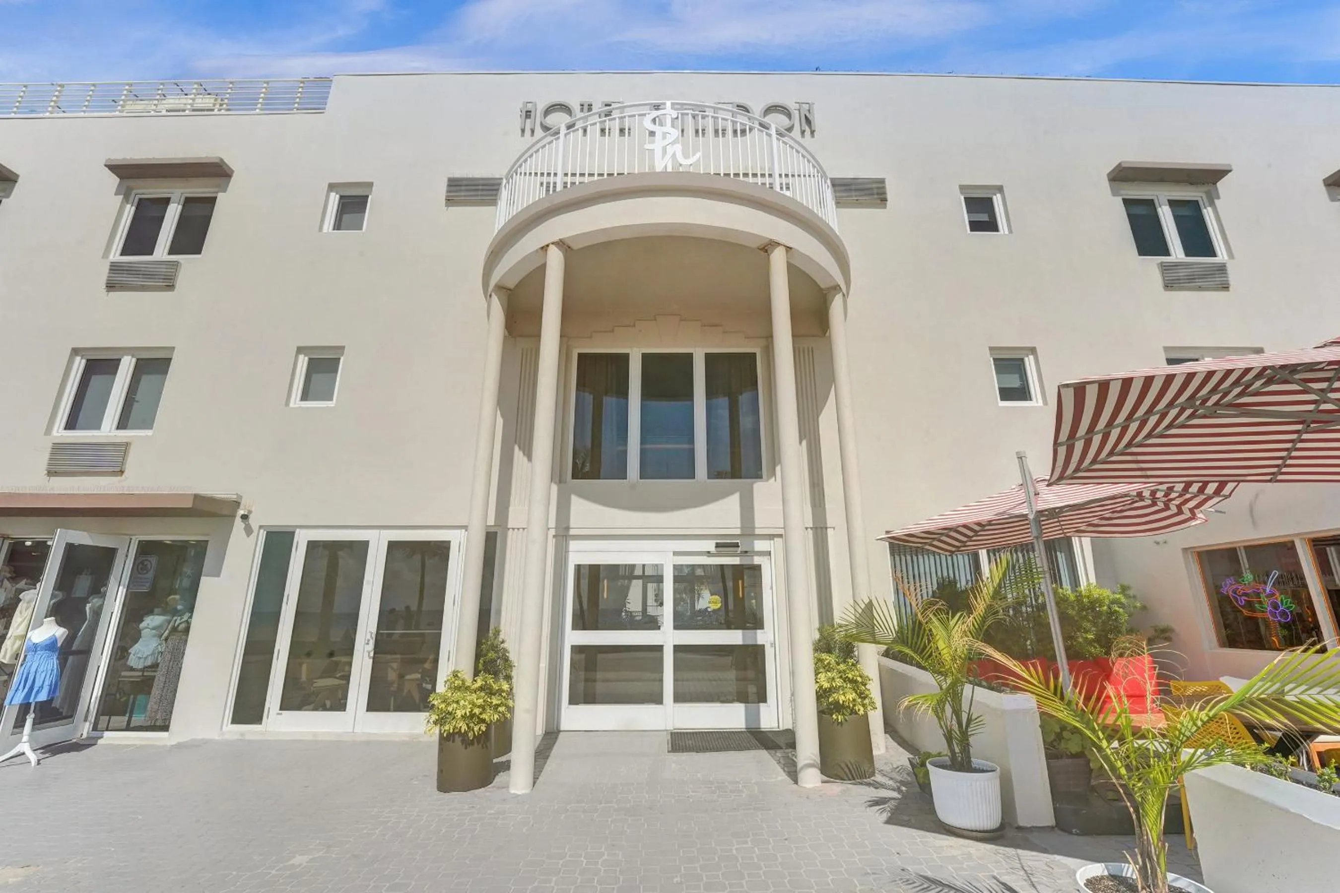 Property building in Hotel Sheldon