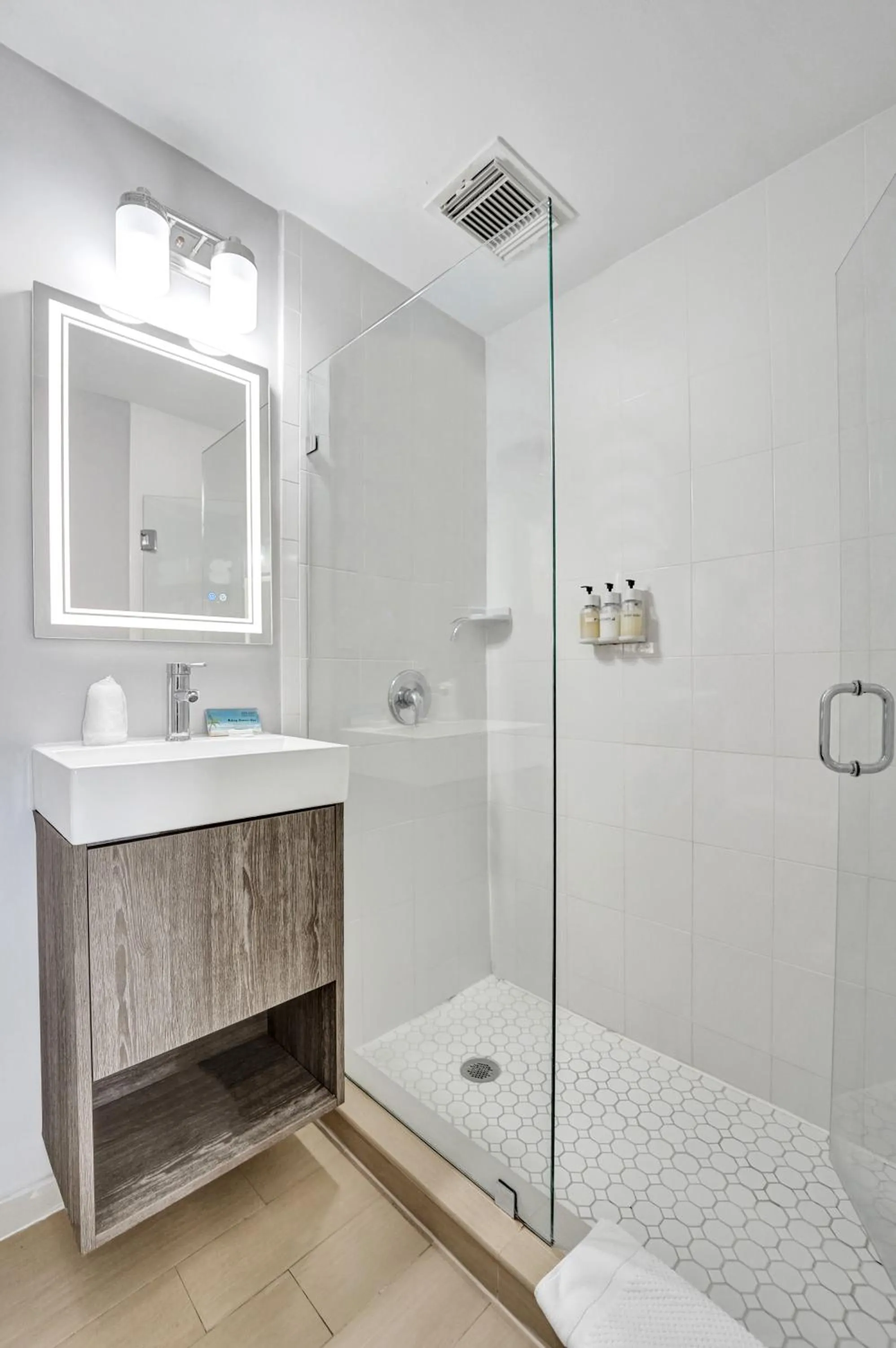 Shower in Hotel Sheldon