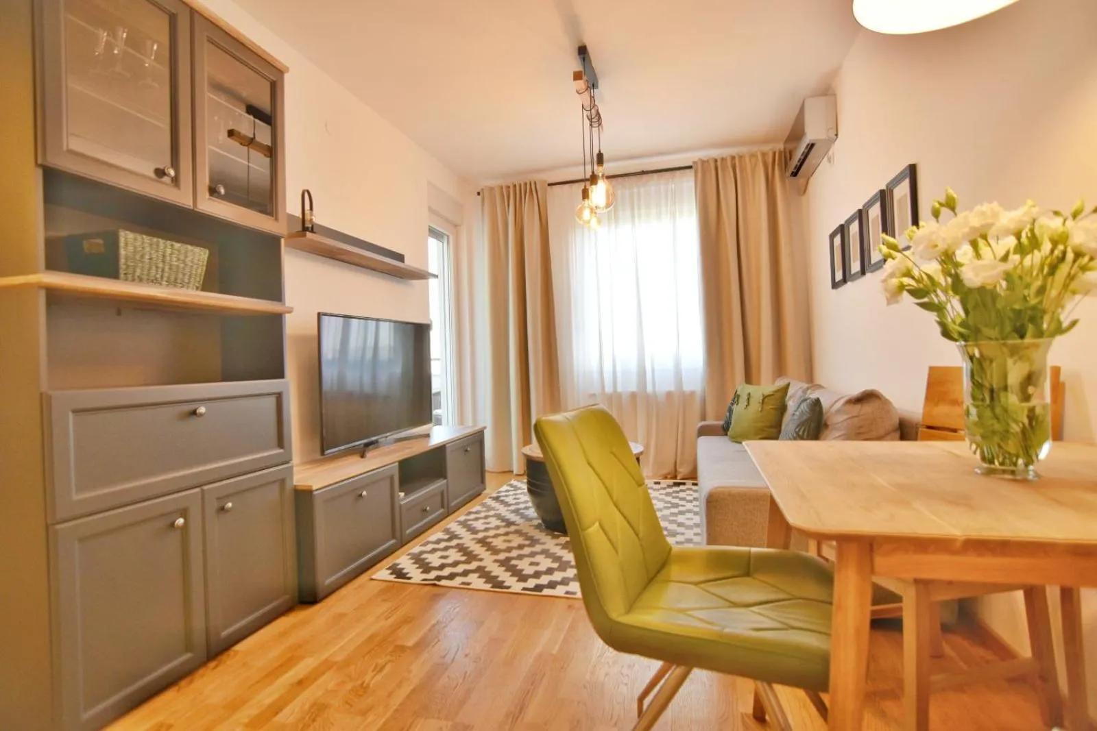 Regina Apartments with free parking