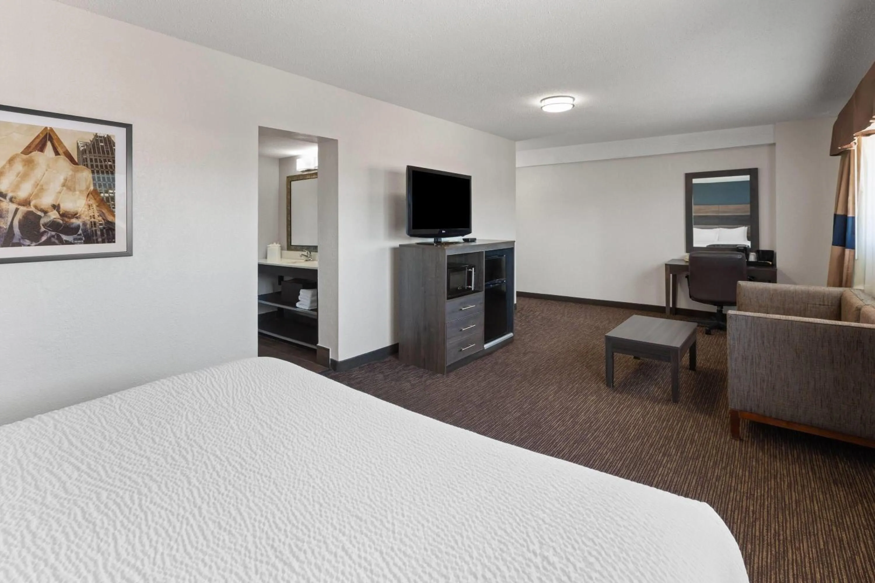 Photo of the whole room, Bed in Baymont by Wyndham Downtown Detroit