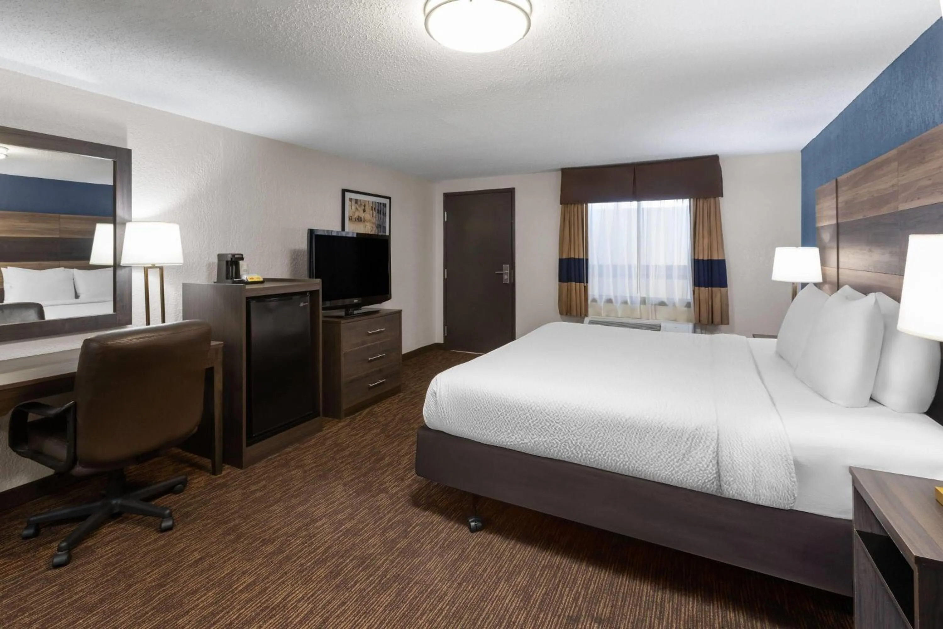Photo of the whole room, Bed in Baymont by Wyndham Downtown Detroit