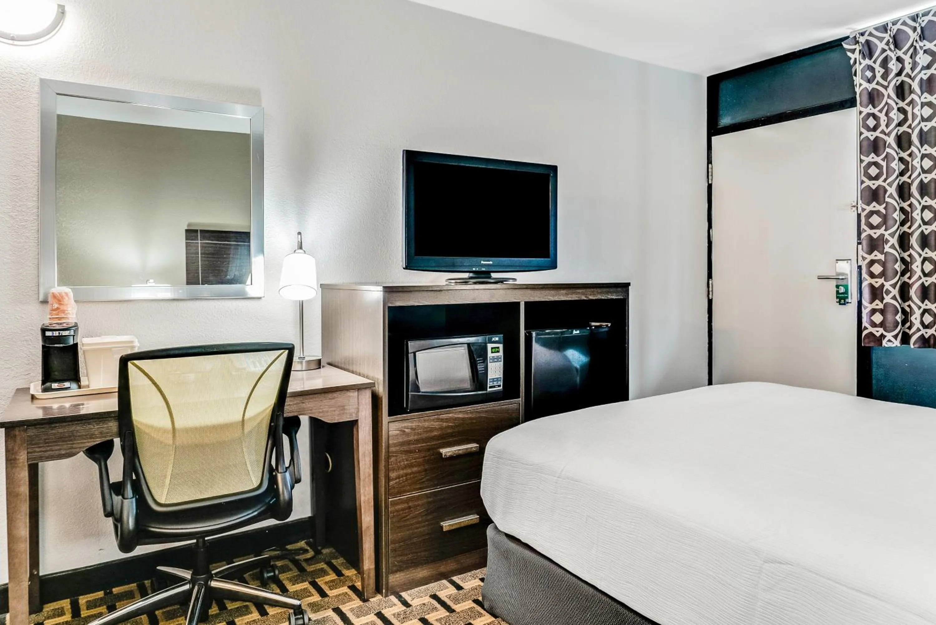 TV and multimedia, Bed in Quality Inn Detroit Downtown