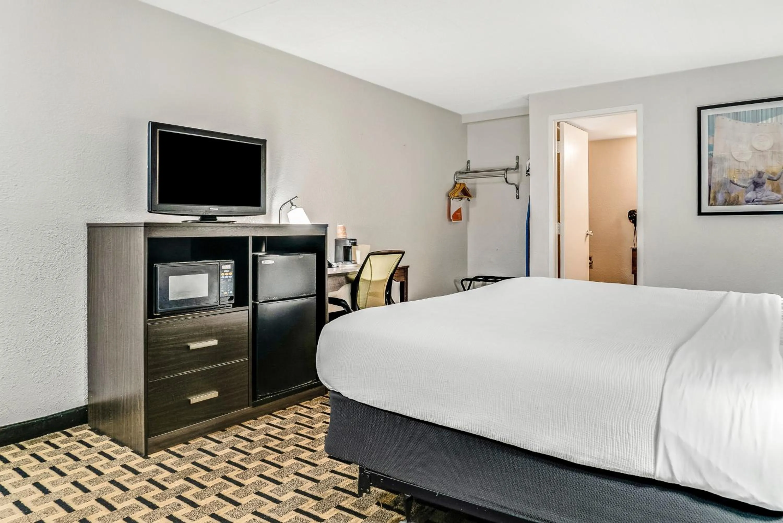 TV and multimedia, Bed in Quality Inn Detroit Downtown