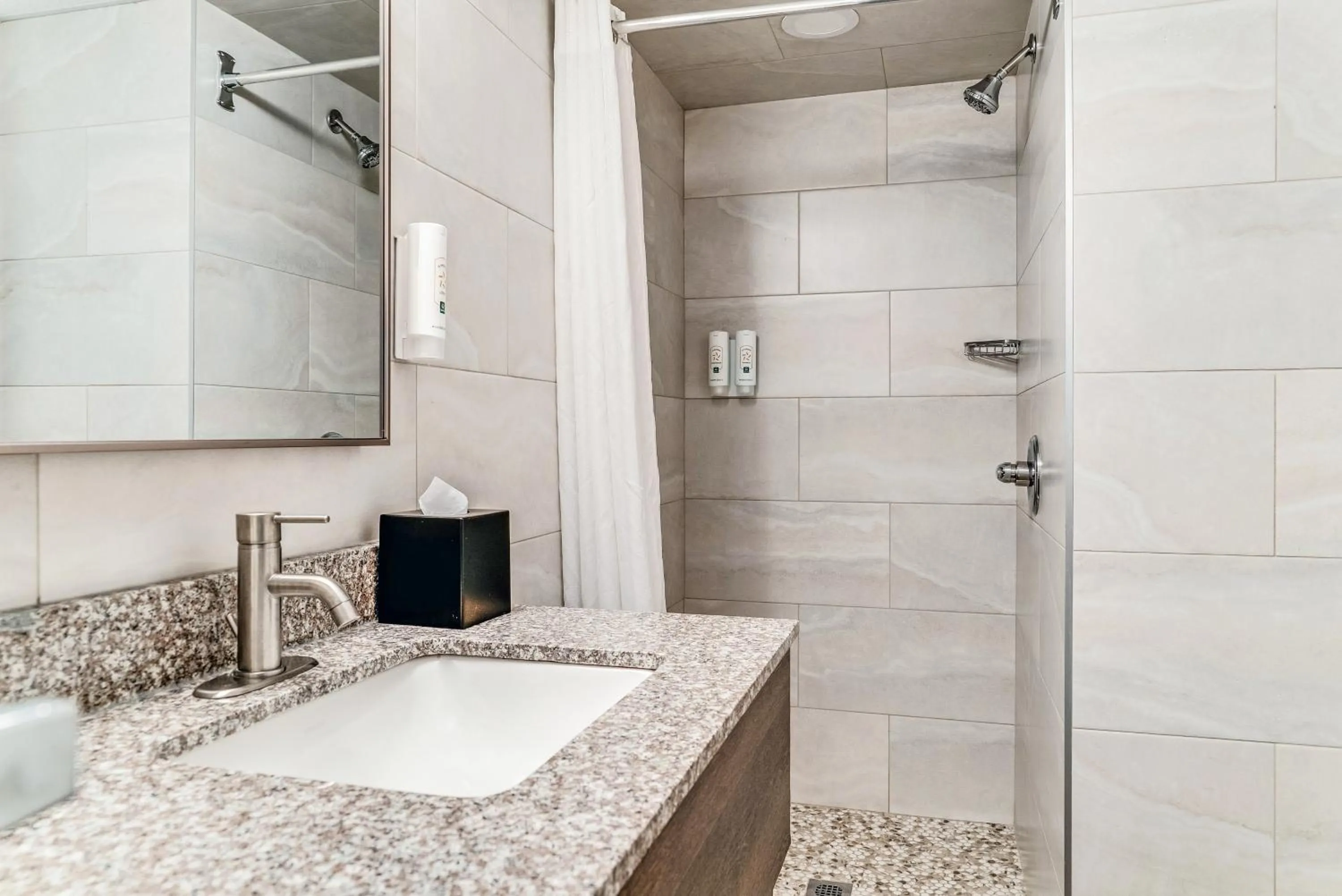 Shower in Quality Inn Detroit Downtown