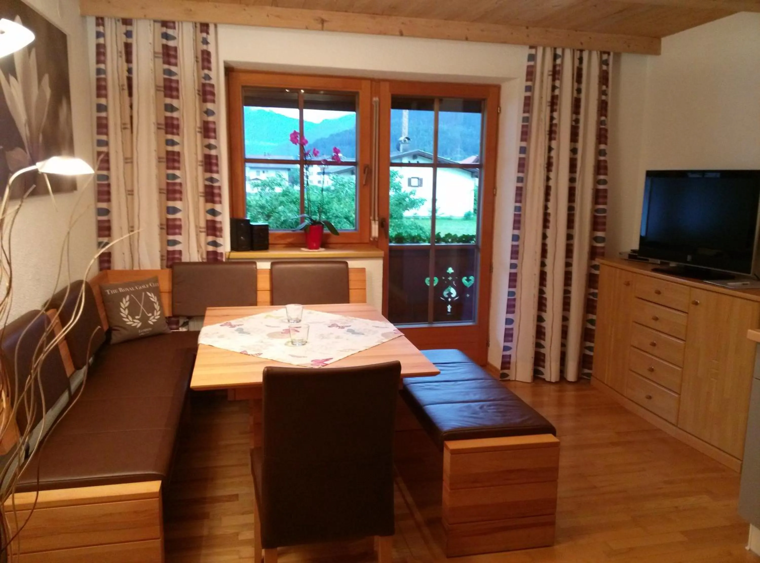 Dining area, Bed in Ferienwohnung Prosch
