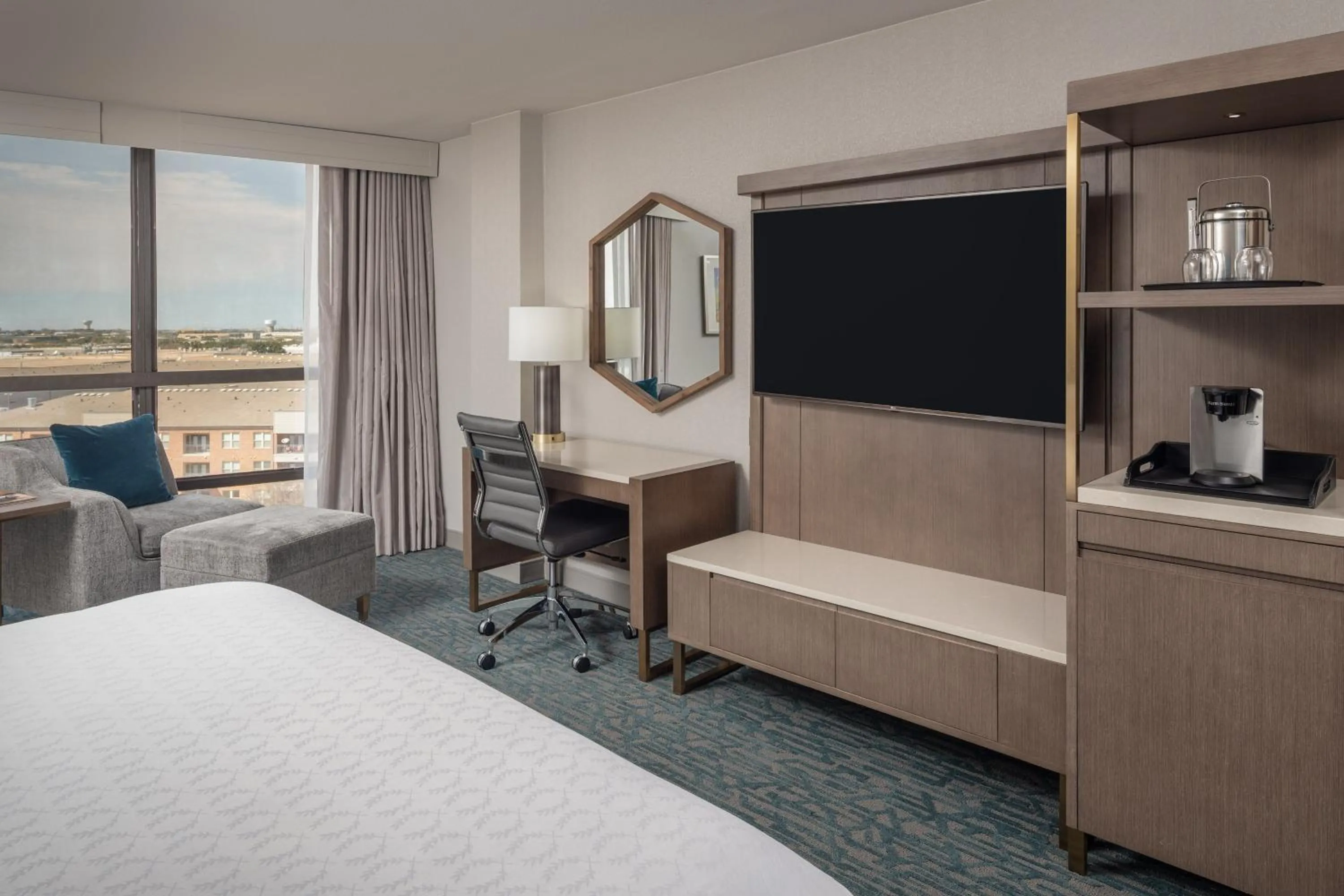 Photo of the whole room, Bed in Sheraton Dallas Hotel by the Galleria