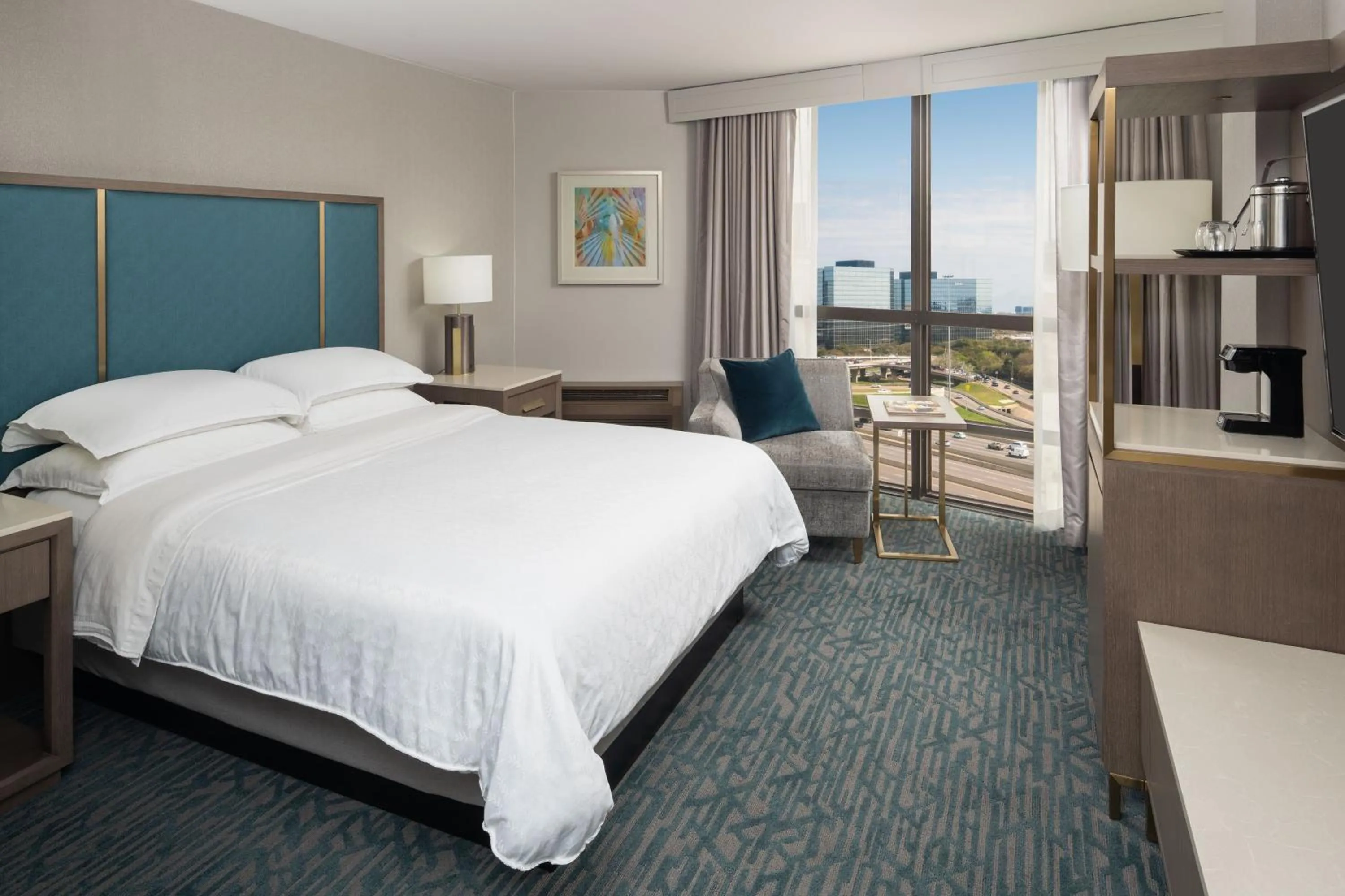 Photo of the whole room, Bed in Sheraton Dallas Hotel by the Galleria