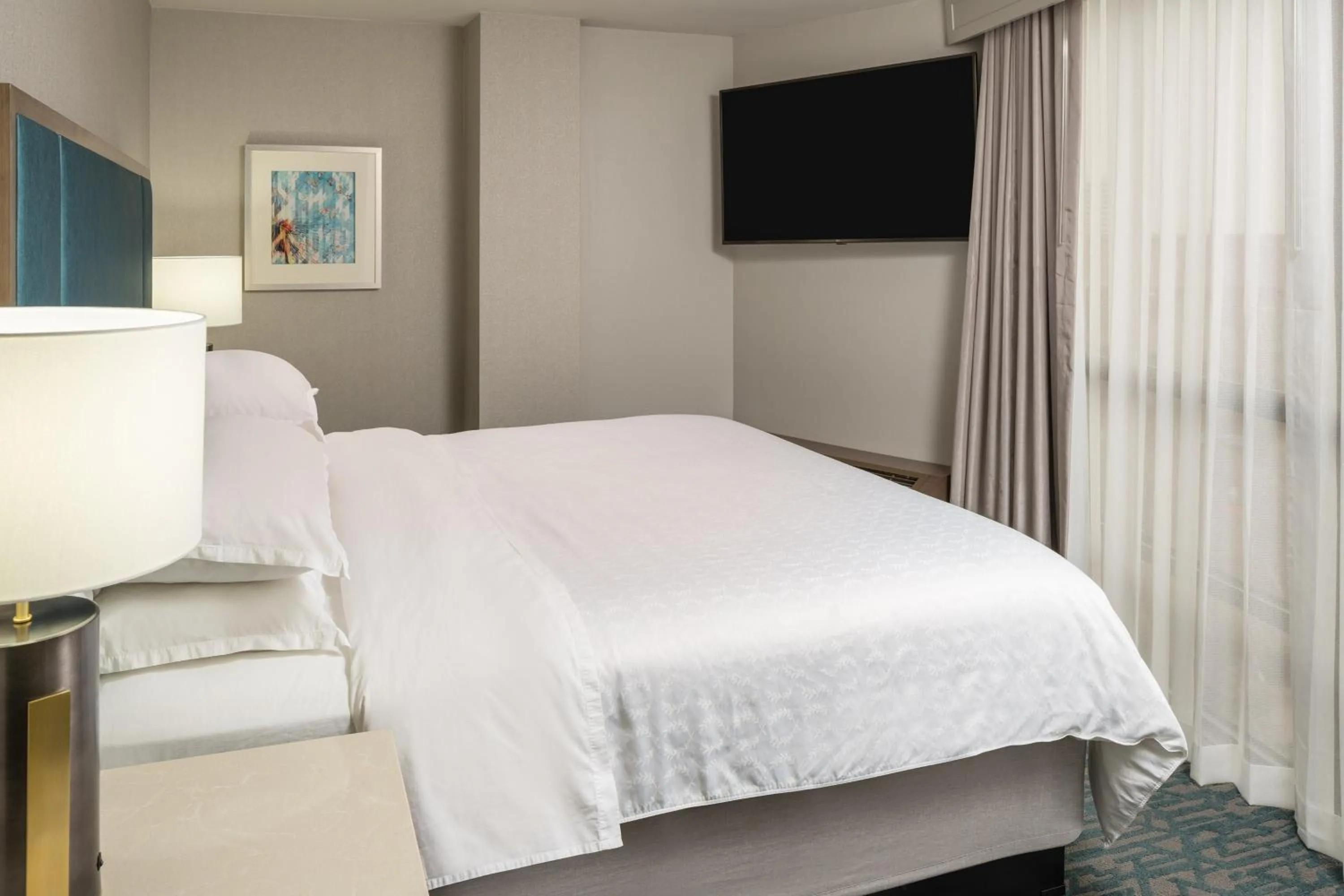 Photo of the whole room, Bed in Sheraton Dallas Hotel by the Galleria