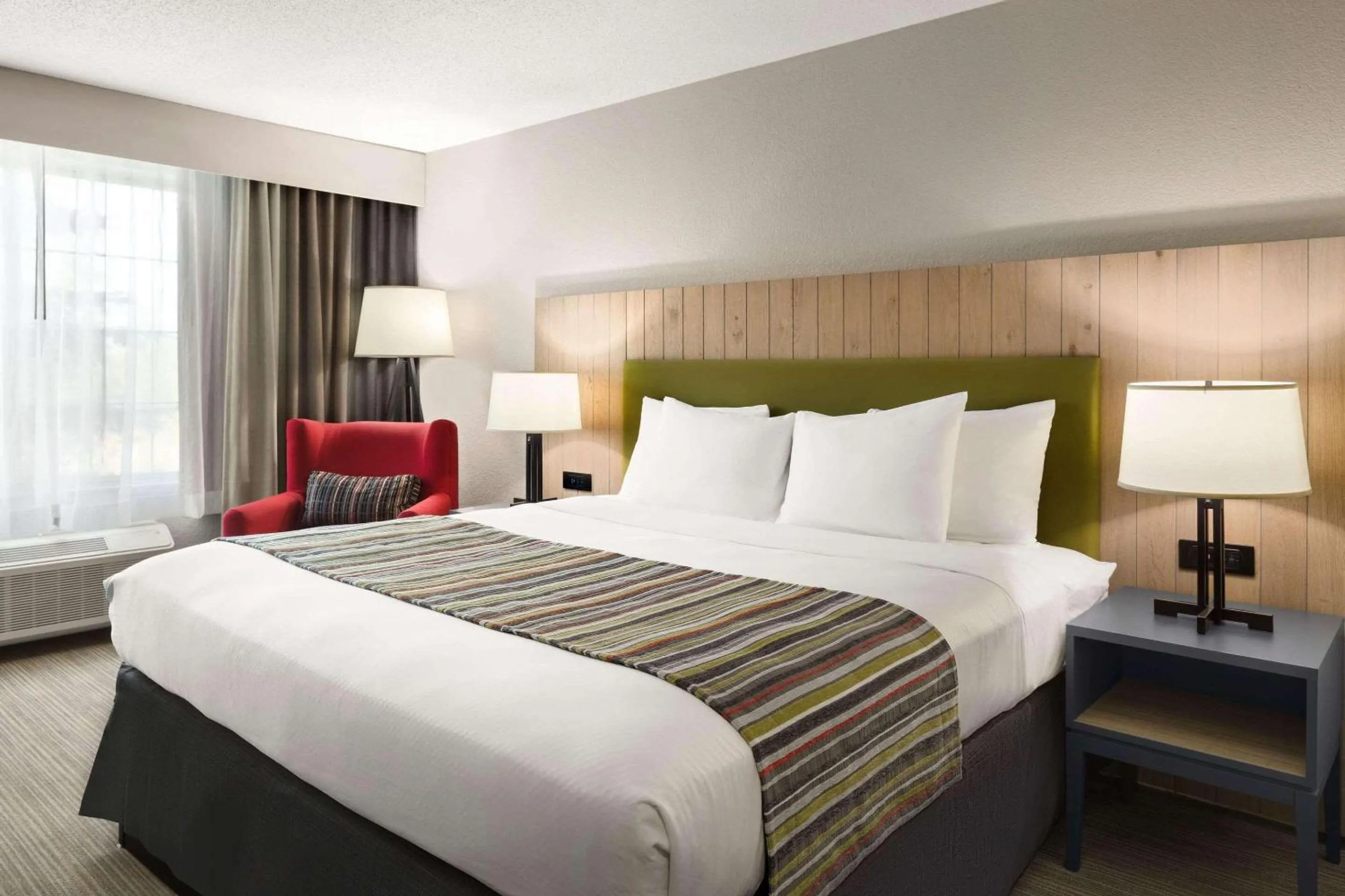 Bedroom, Bed in Country Inn & Suites by Radisson, Novi, MI