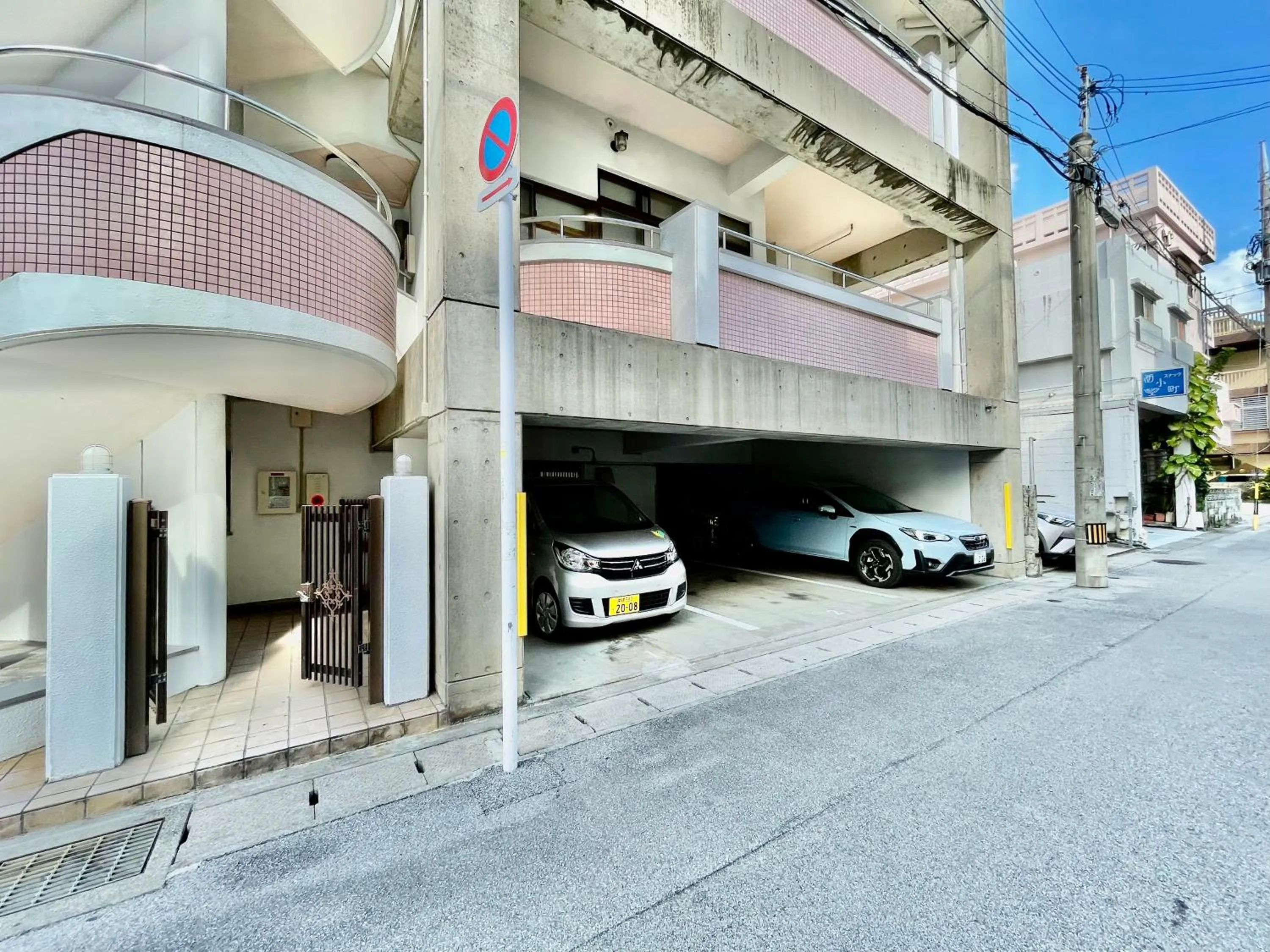 Facade/entrance in West Villa