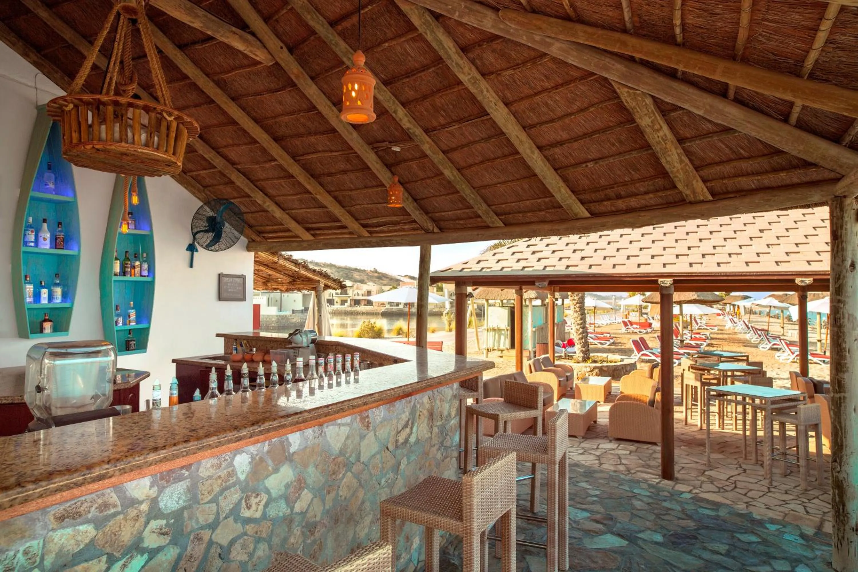 Lounge or bar in The Cove Rotana Resort - Ras Al Khaimah