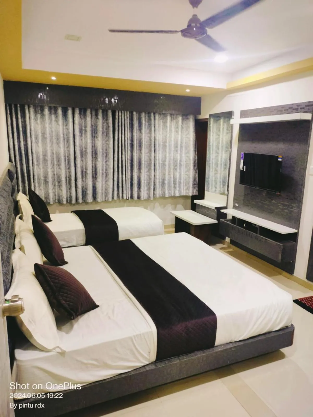 Bed in Hotel Mansarovar,Vadodara