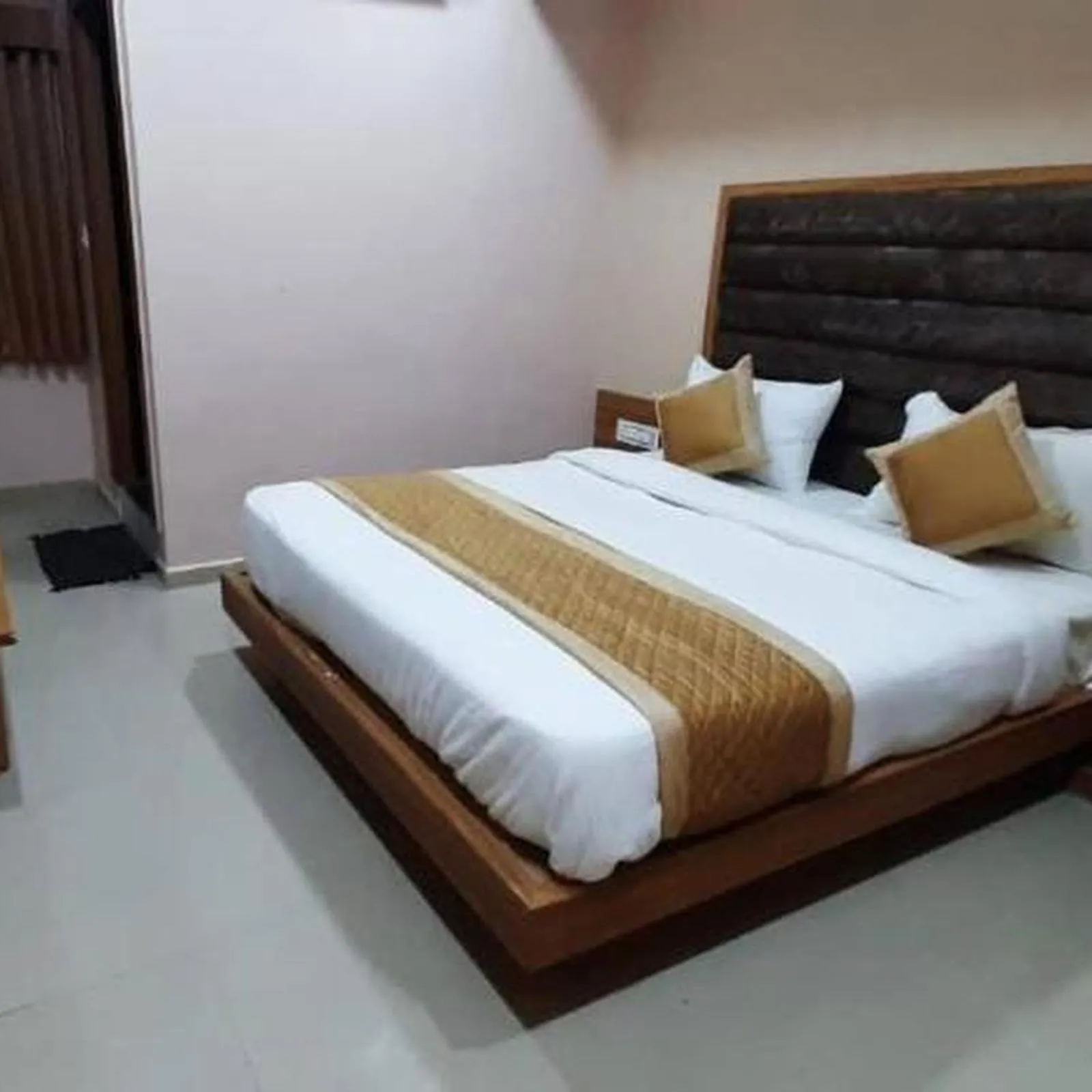 Bed in Hotel Mansarovar,Vadodara