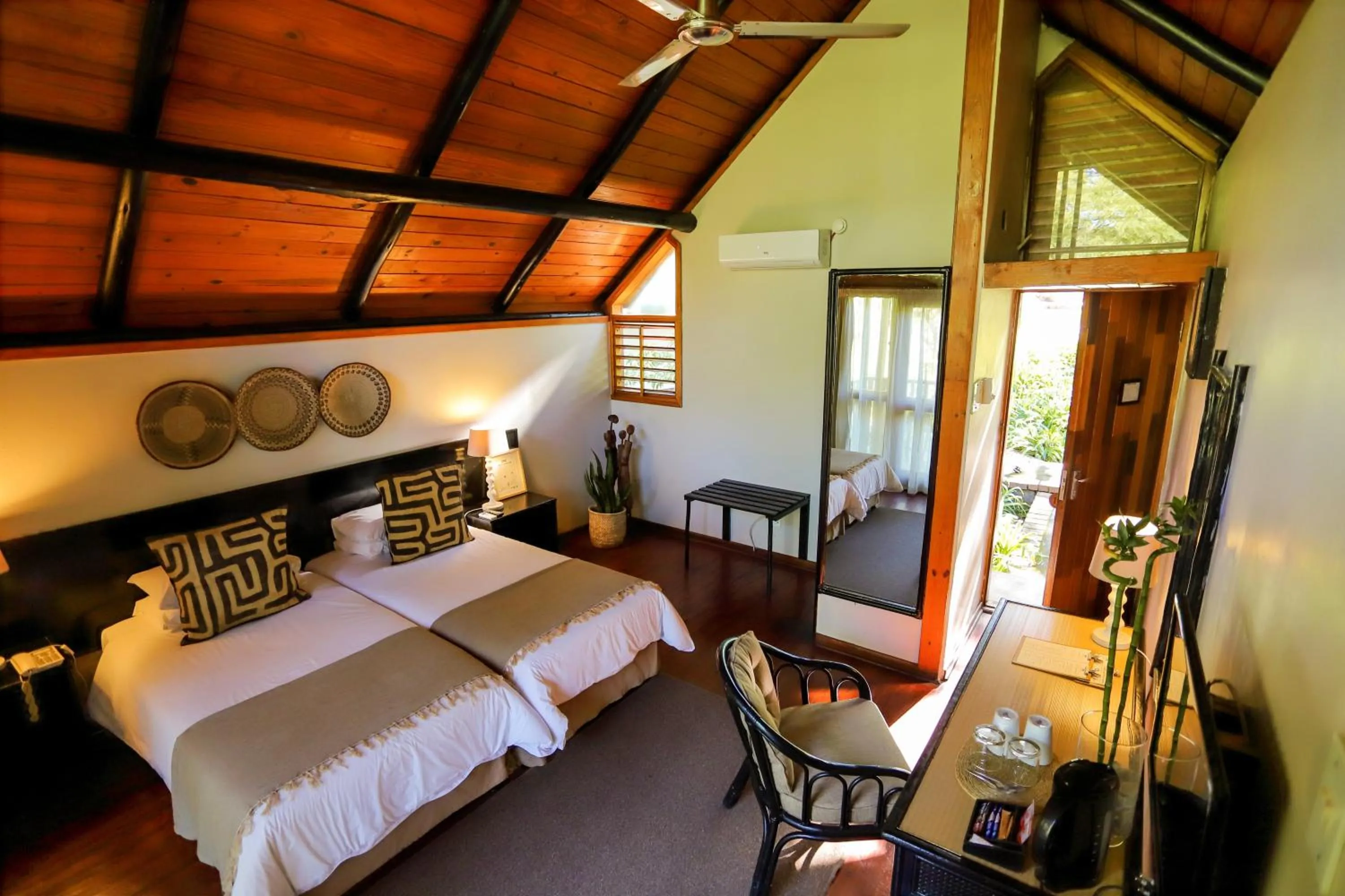 Photo of the whole room, Bed in Mantenga Lodge