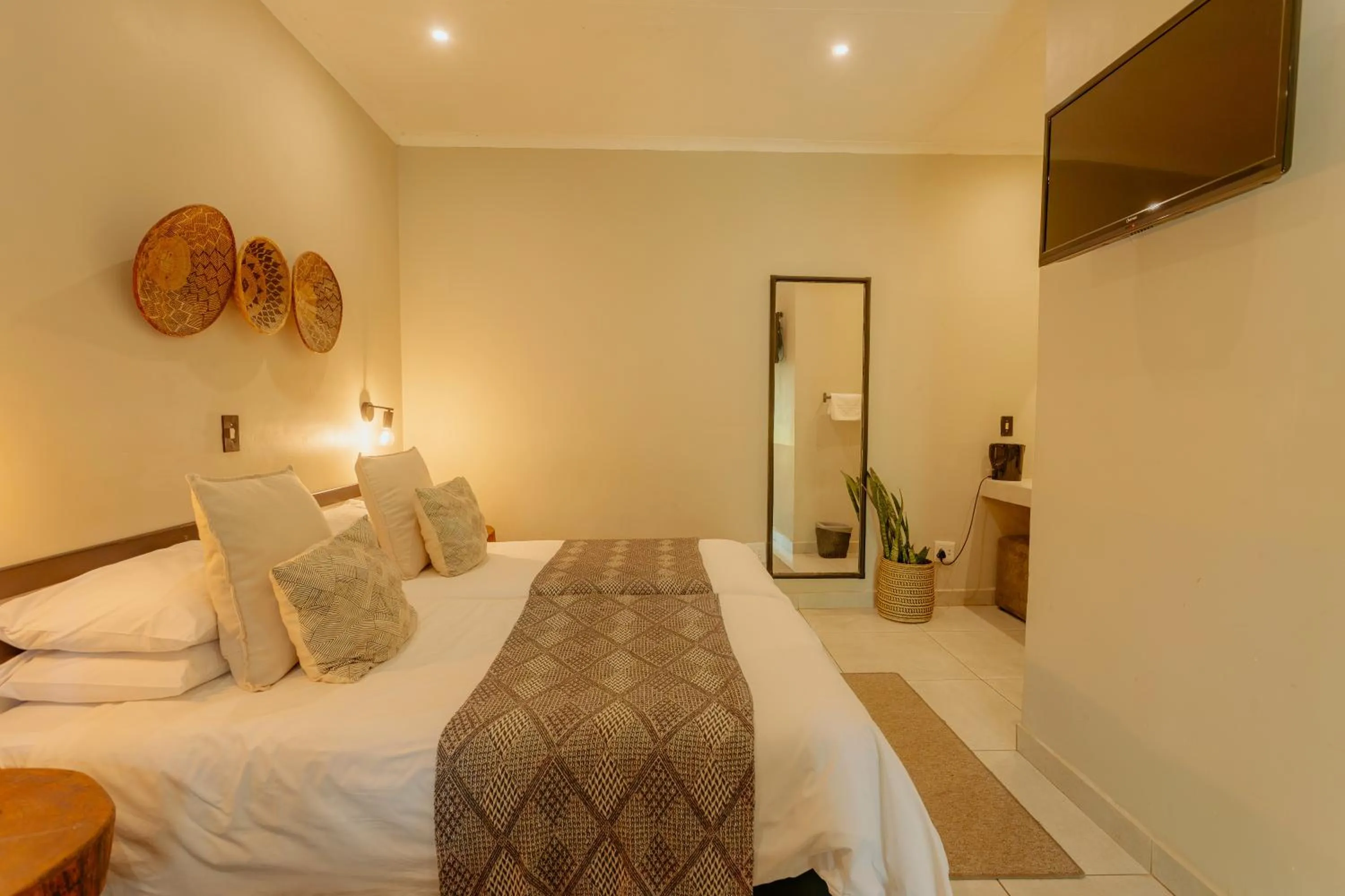 Property building, Bed in Mantenga Lodge
