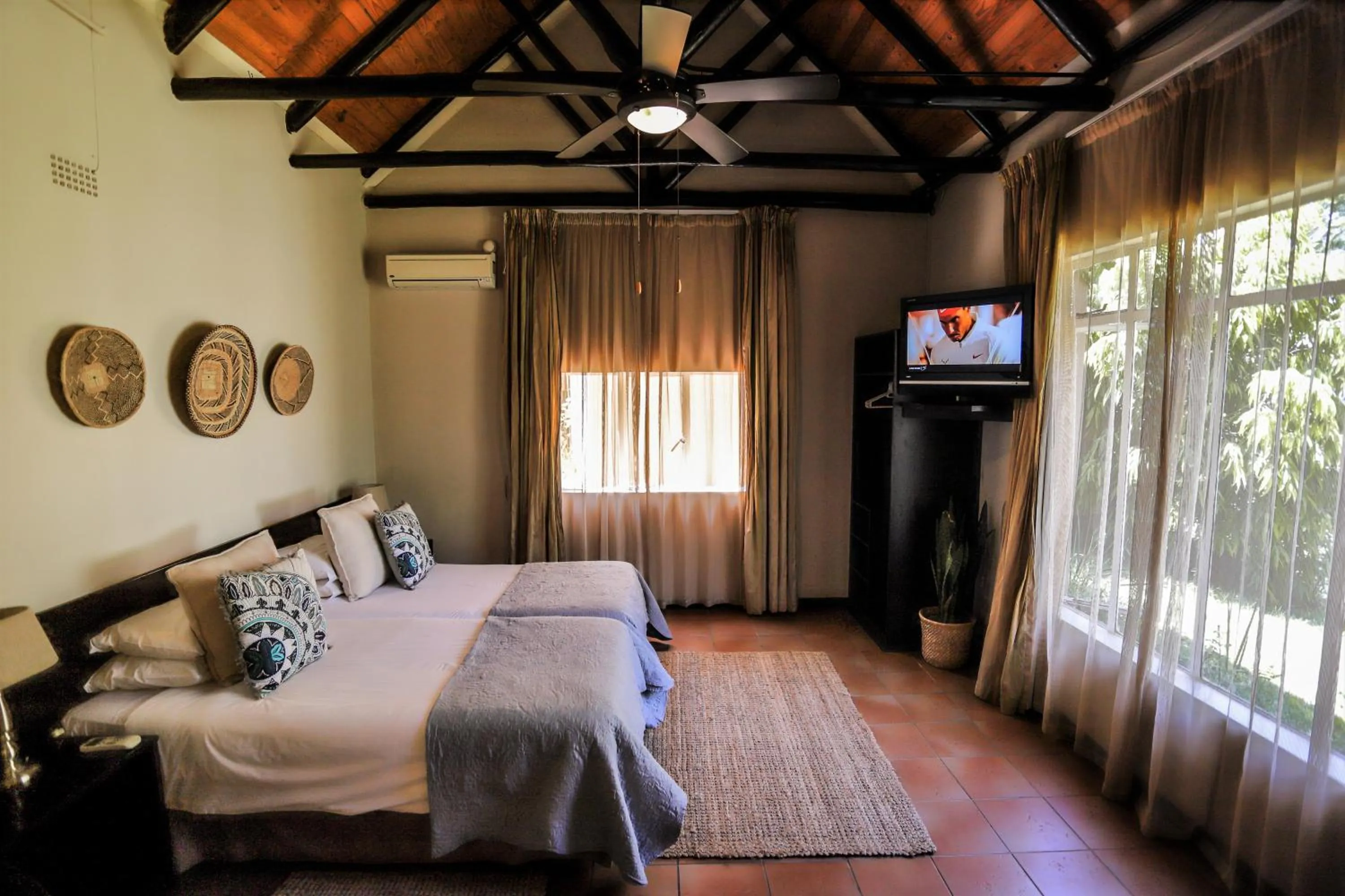 Photo of the whole room, Bed in Mantenga Lodge