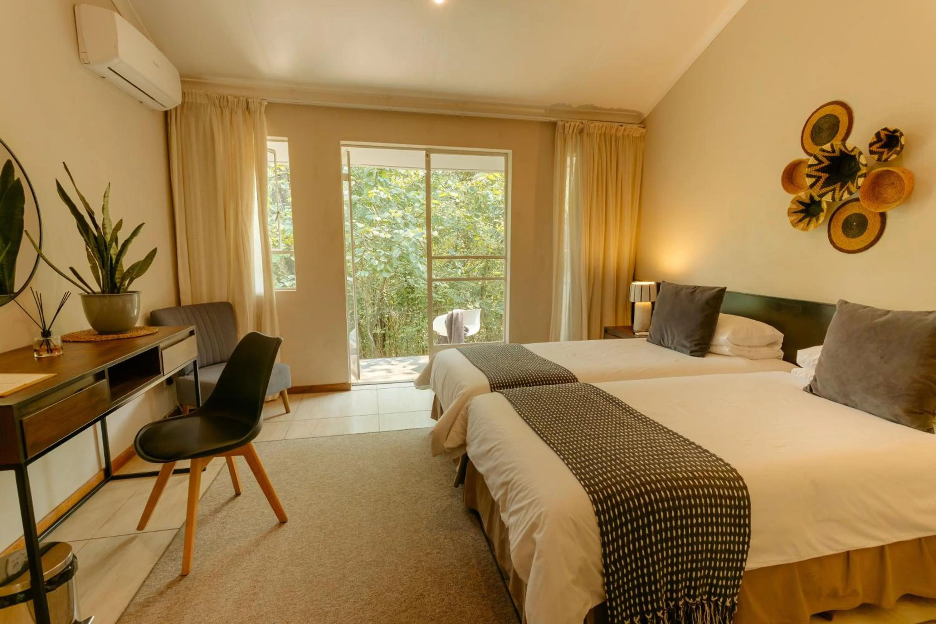 Property building, Bed in Mantenga Lodge