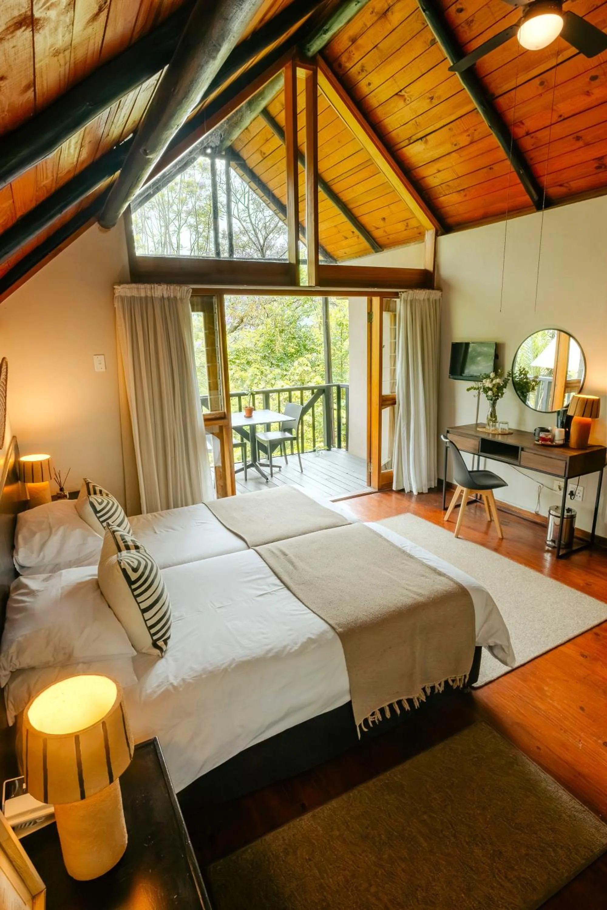 Property building, Bed in Mantenga Lodge