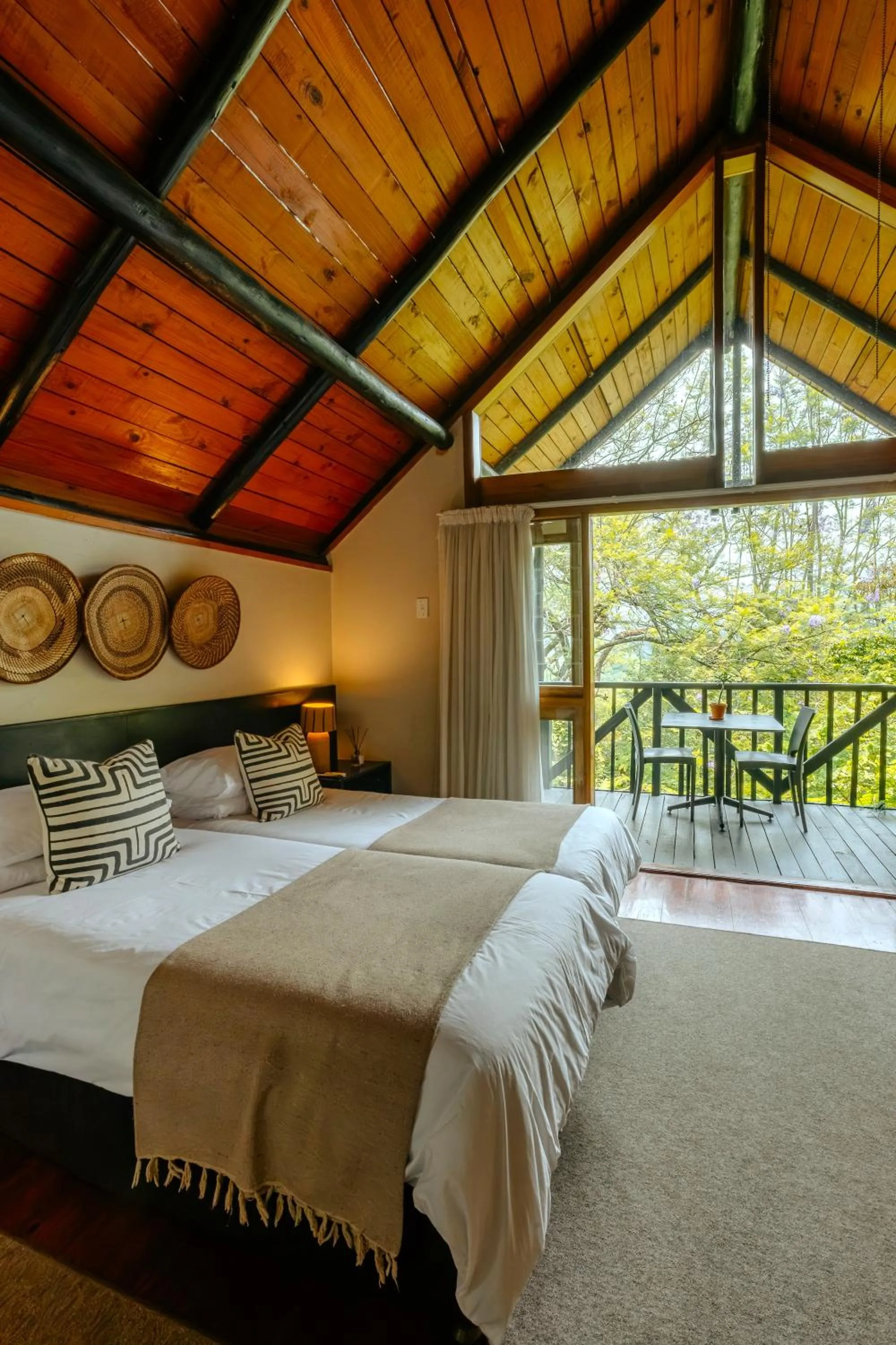 Property building, Bed in Mantenga Lodge