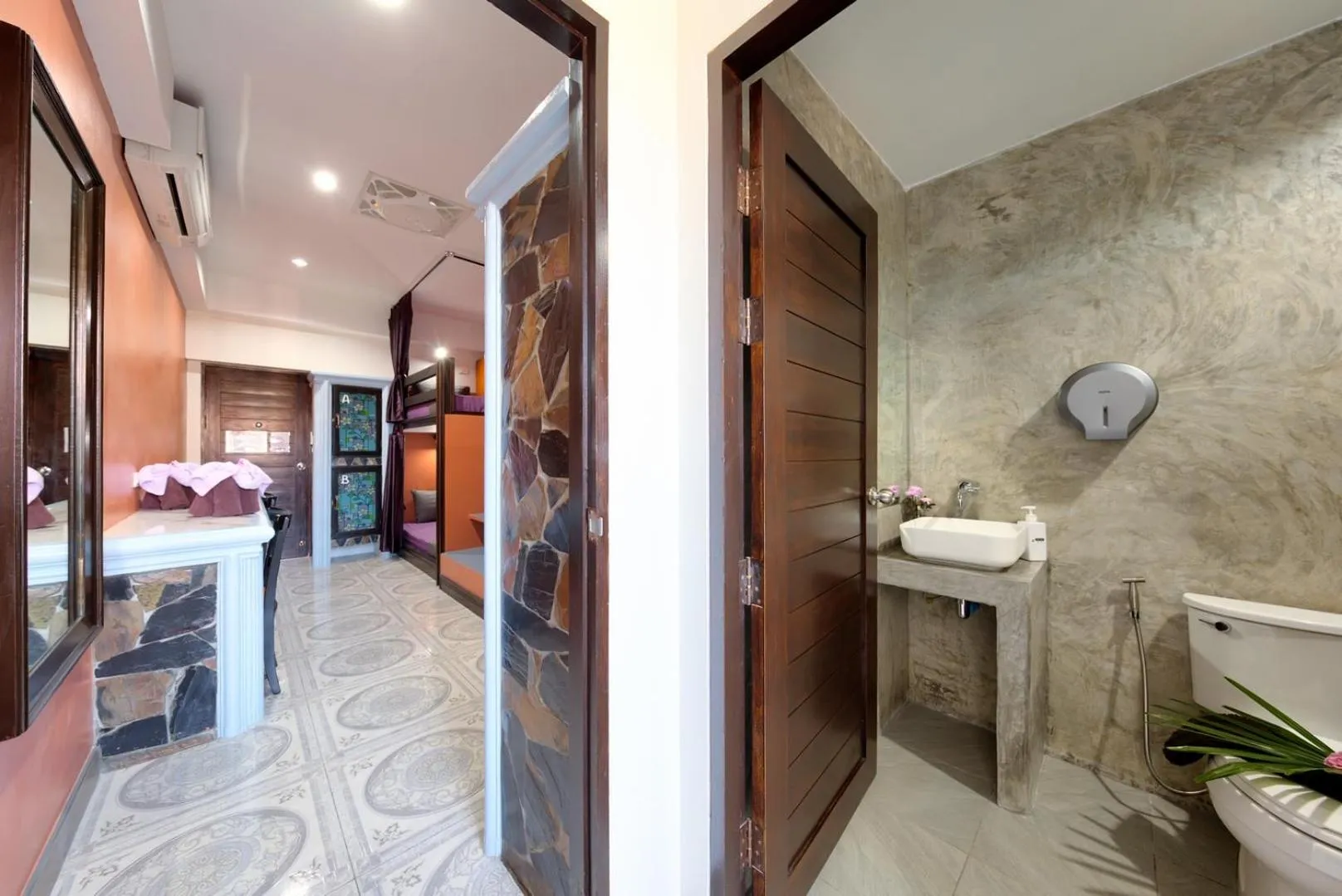 Bathroom, Bed in Kerton Hostel