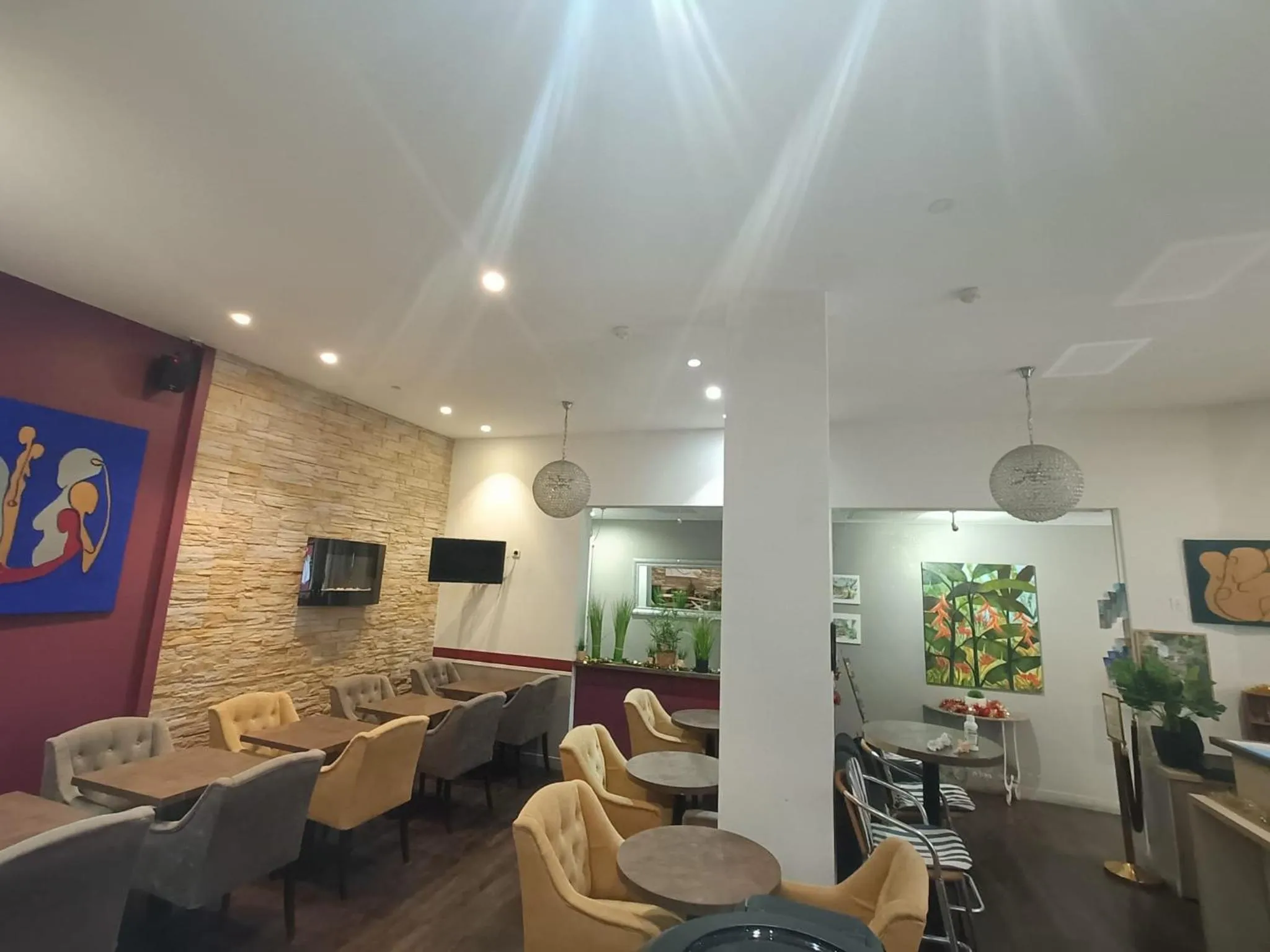 TV and multimedia in Hotel Villa La Tour