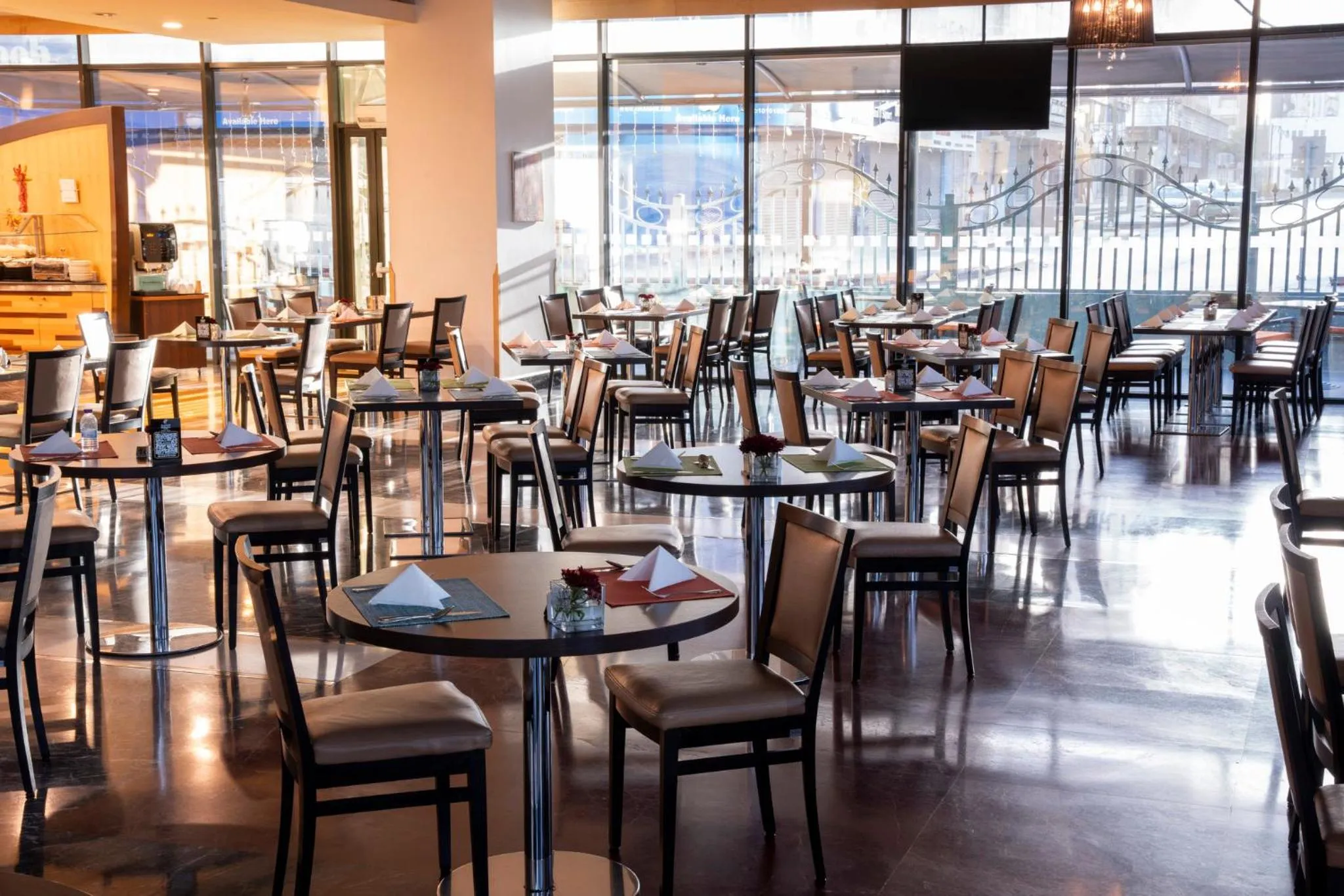 Restaurant/places to eat in Holiday Inn Olaya by IHG