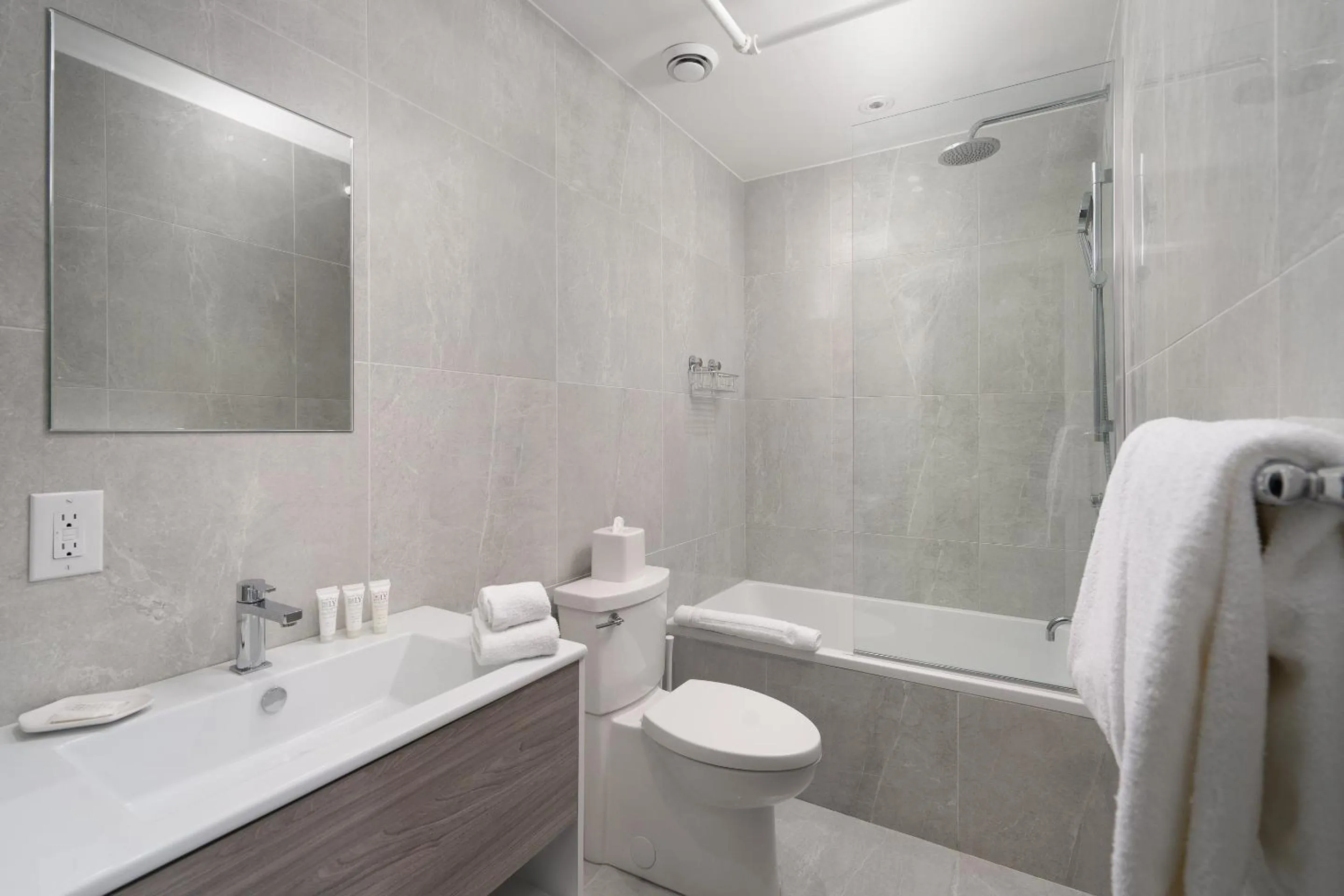 Bathroom in Bakan- Quartier des Congres, Convention District