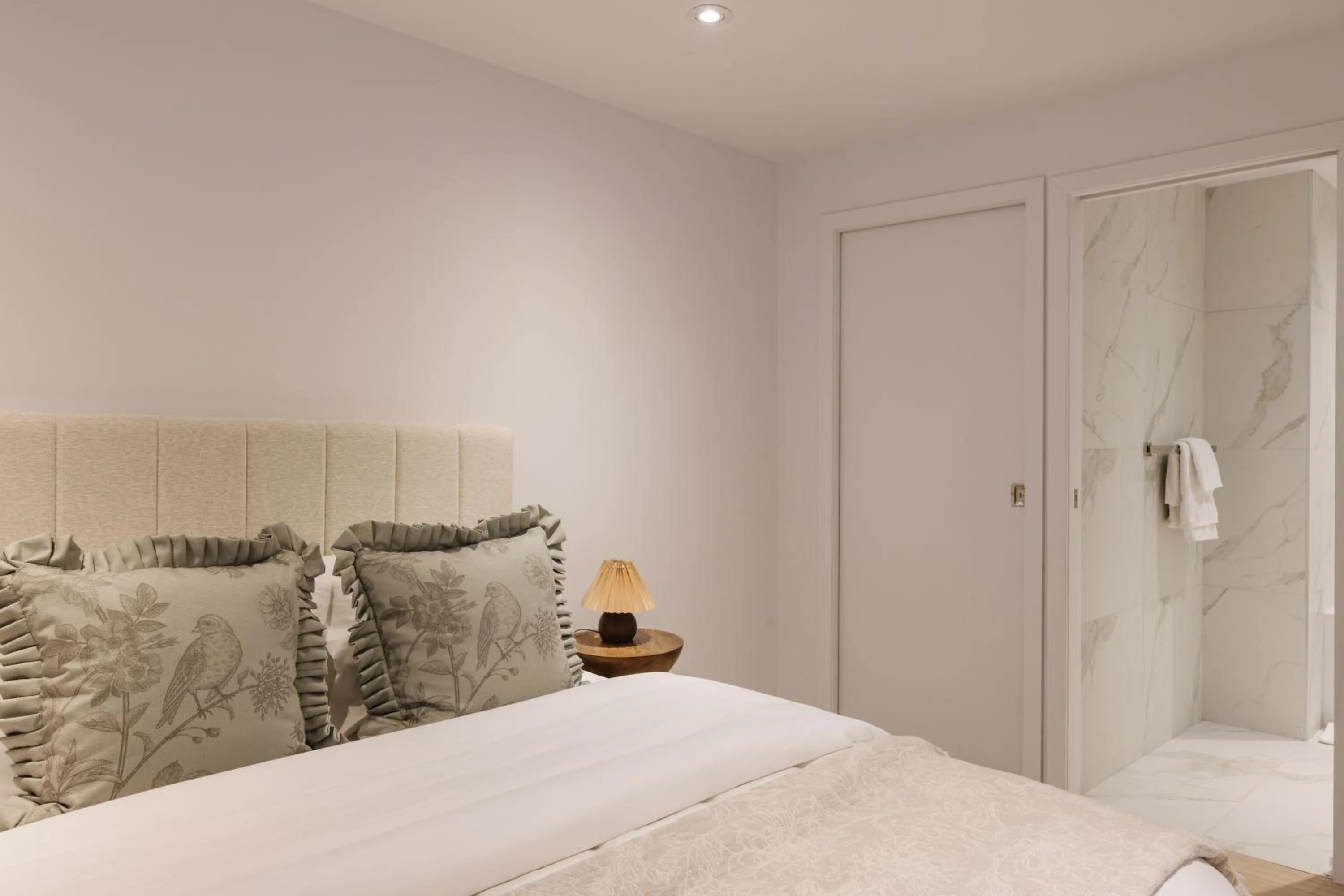 Bed in Bakan- Quartier des Congres, Convention District