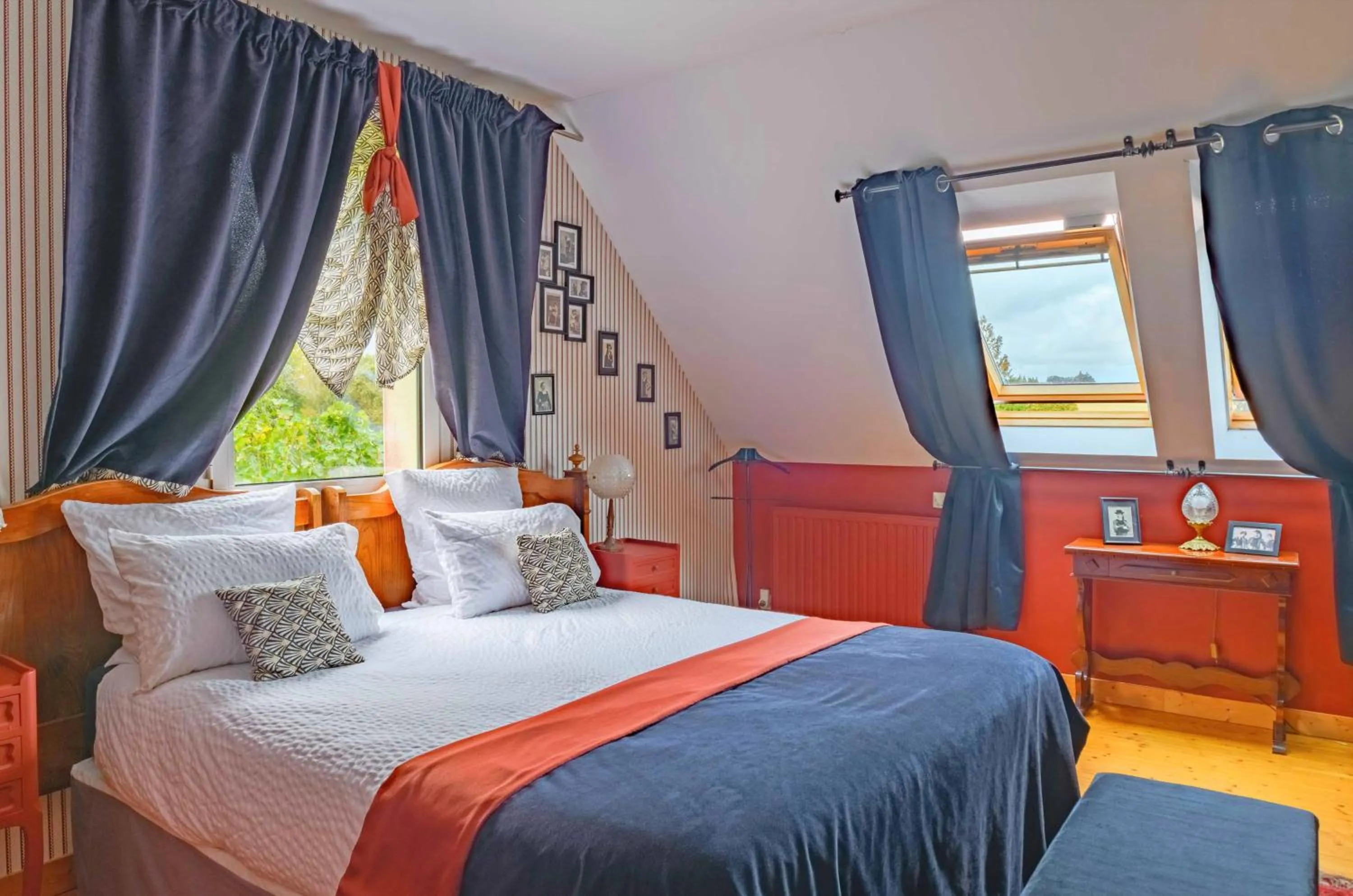 Bedroom, Bed in Les Pierres Bleues