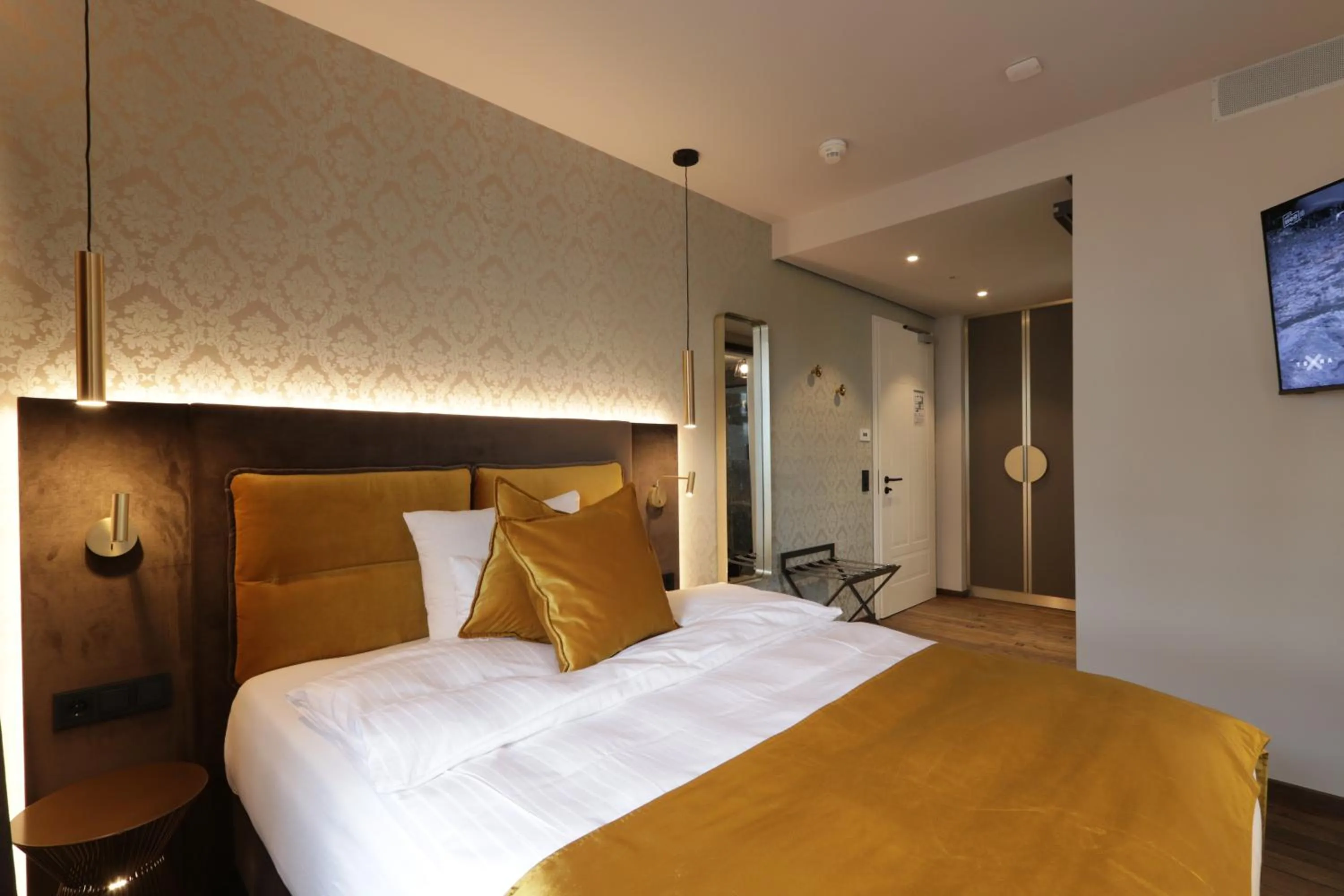 Photo of the whole room, Bed in REINHARDTs HOTEL