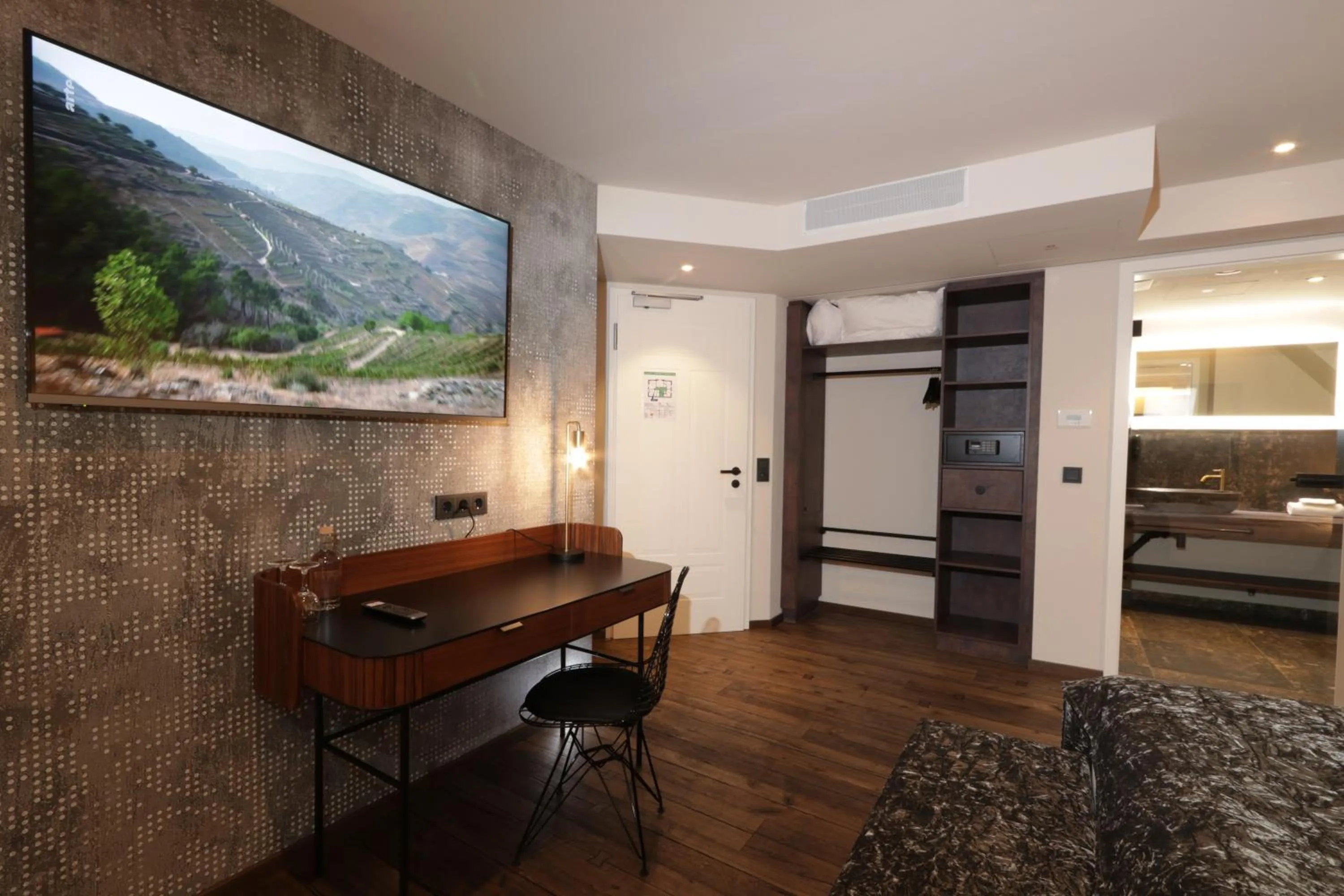 Photo of the whole room, Bed in REINHARDTs HOTEL