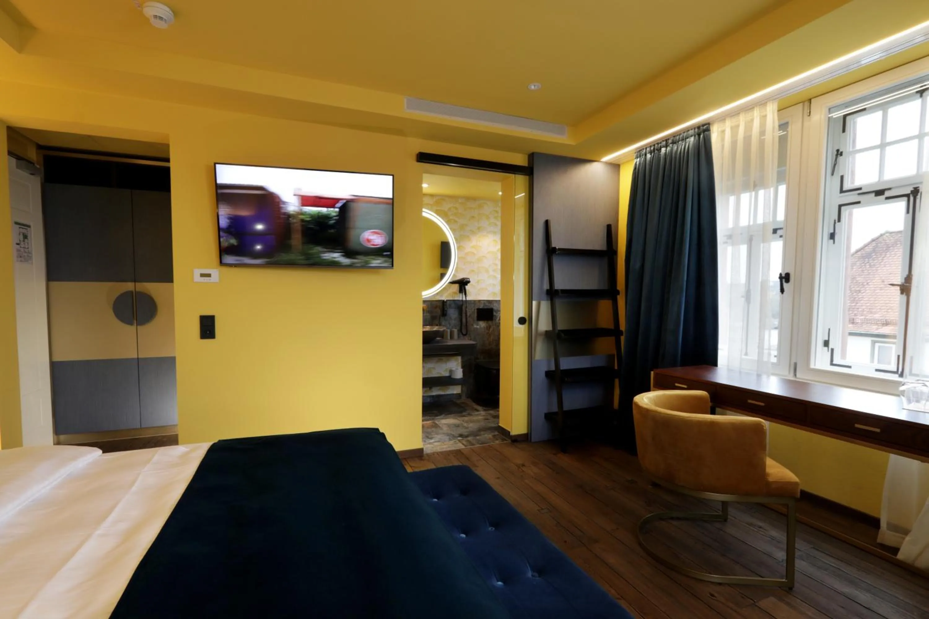 Photo of the whole room, Bed in REINHARDTs HOTEL