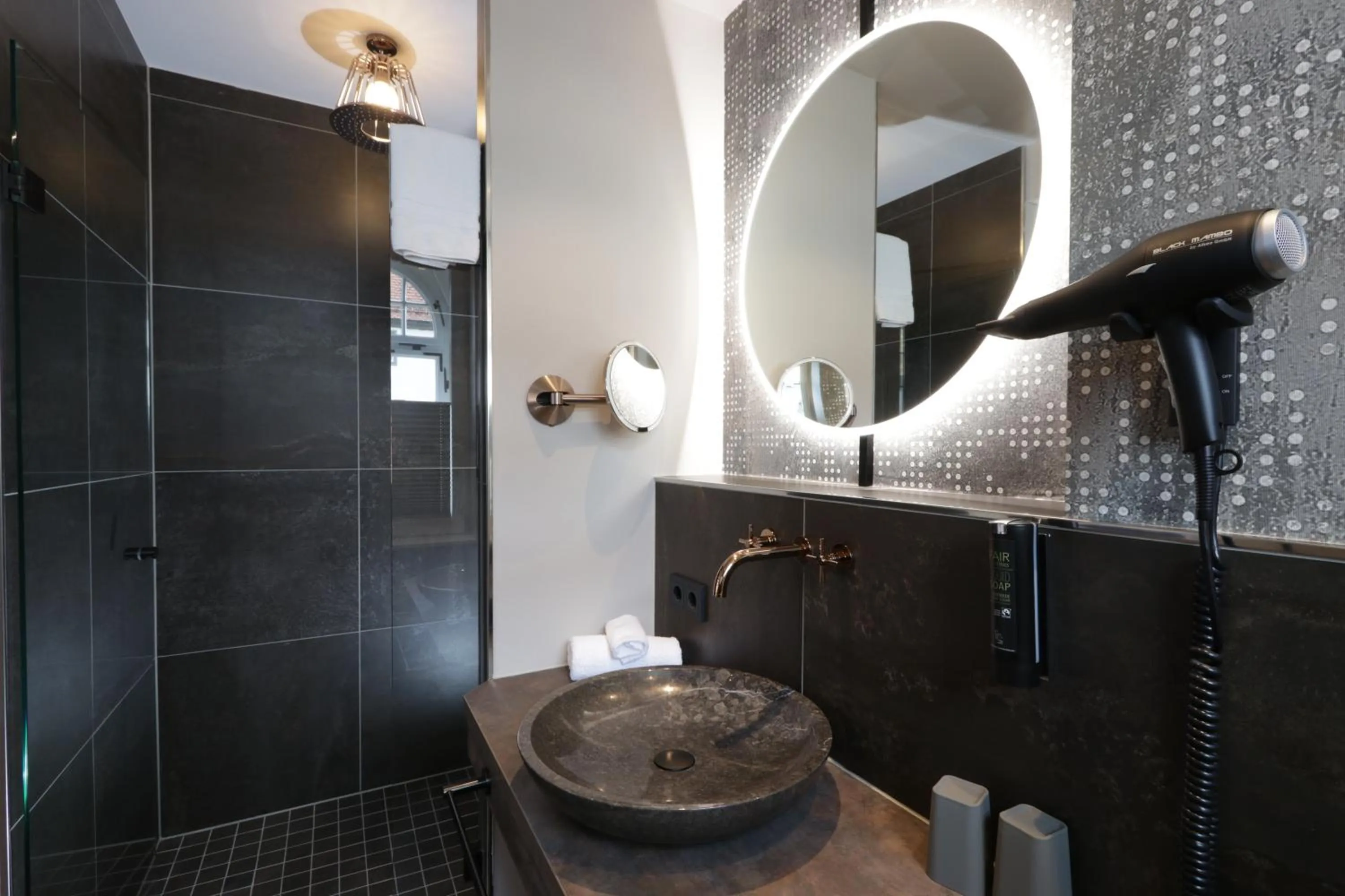 Bathroom in REINHARDTs HOTEL