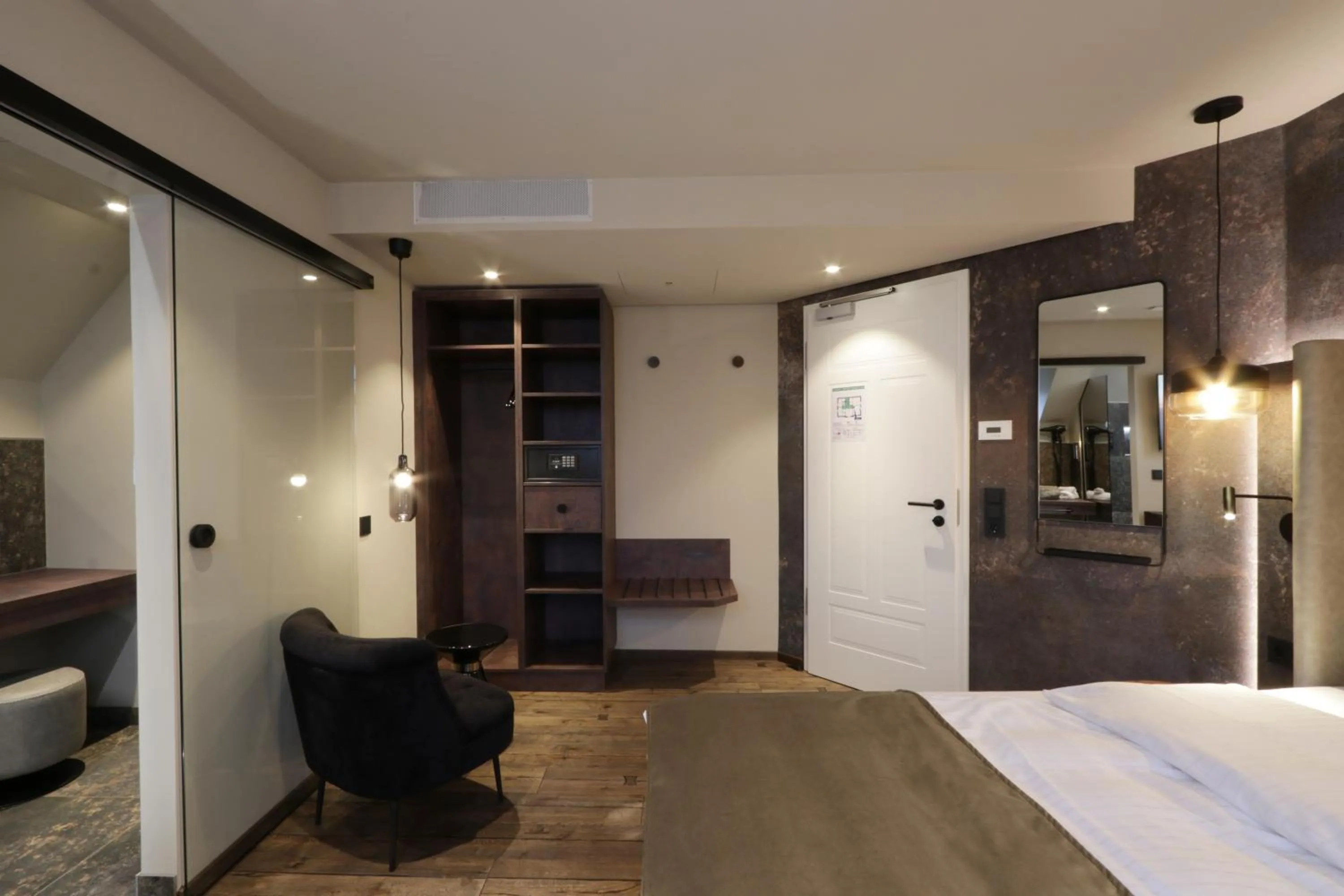 Photo of the whole room, Bed in REINHARDTs HOTEL