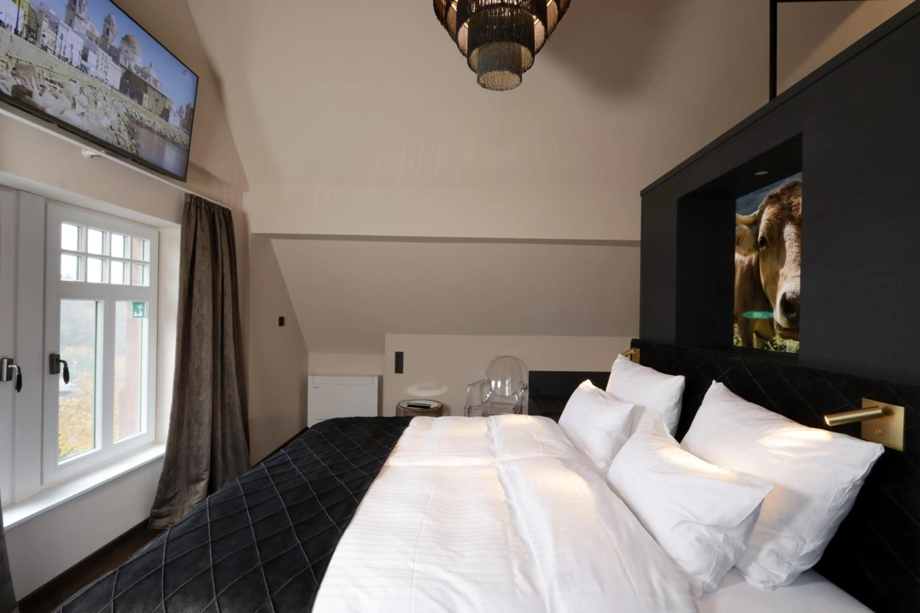 Photo of the whole room, Bed in REINHARDTs HOTEL